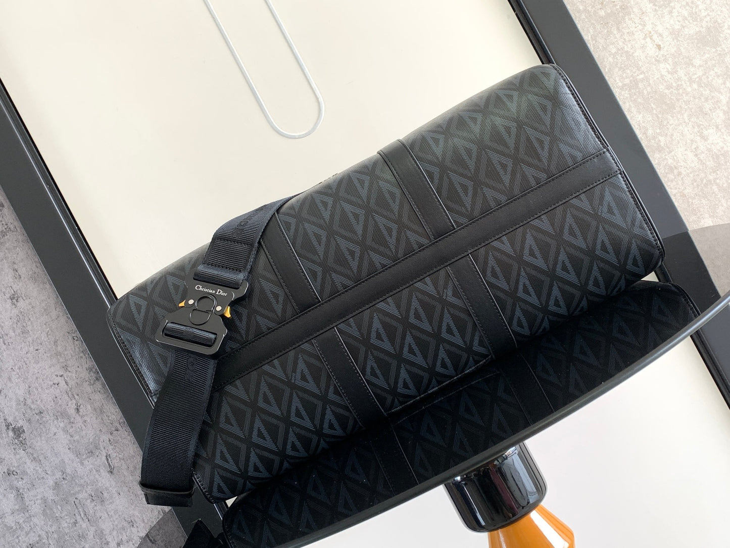 Bolso gris y negro