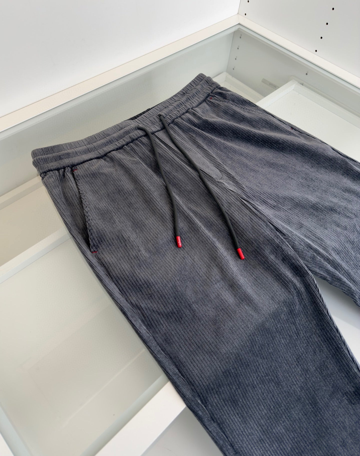 Dunkelblaue und schwarze Hose