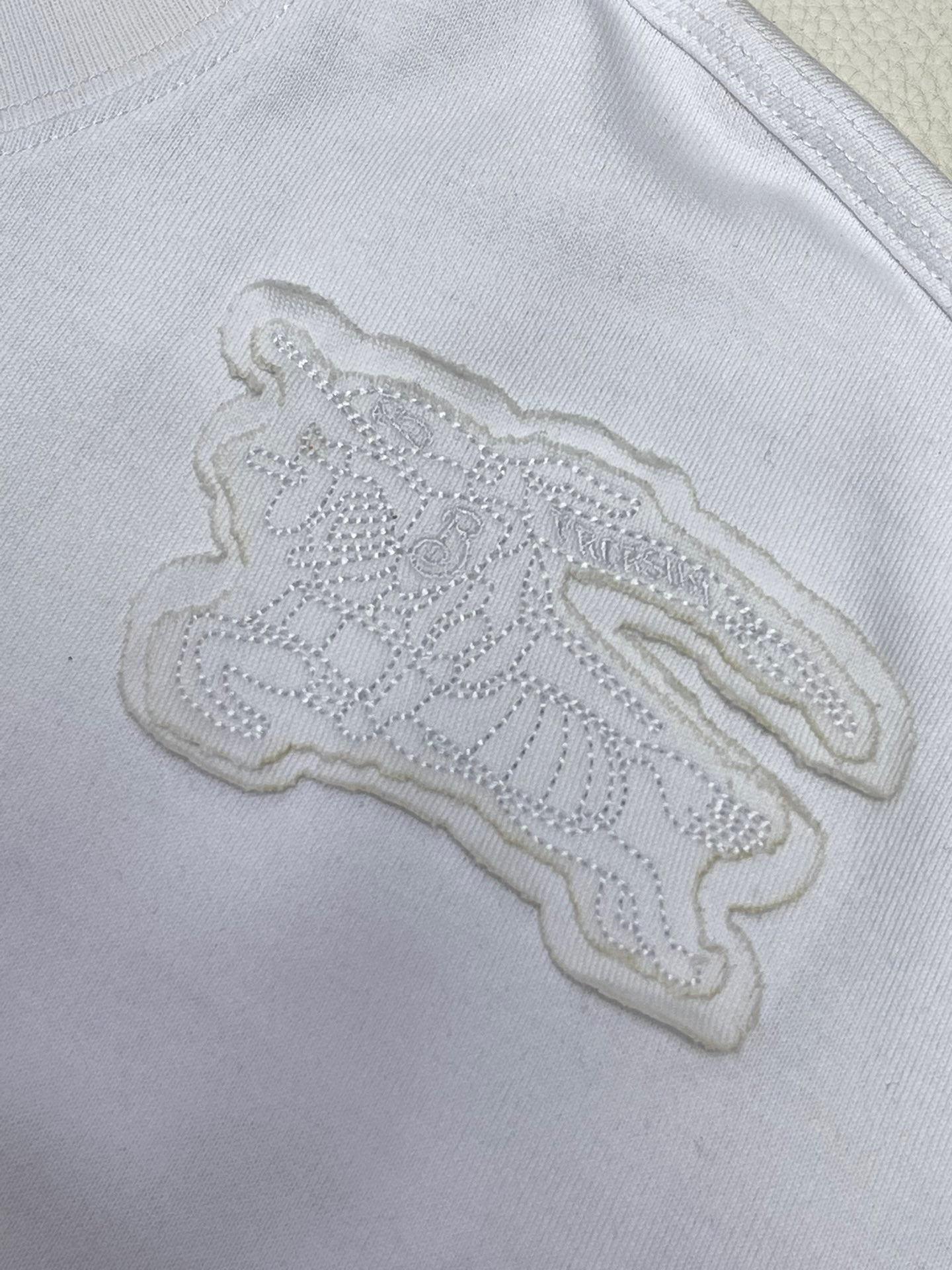 Schwarzes, weißes, grünes und blaues T-Shirt