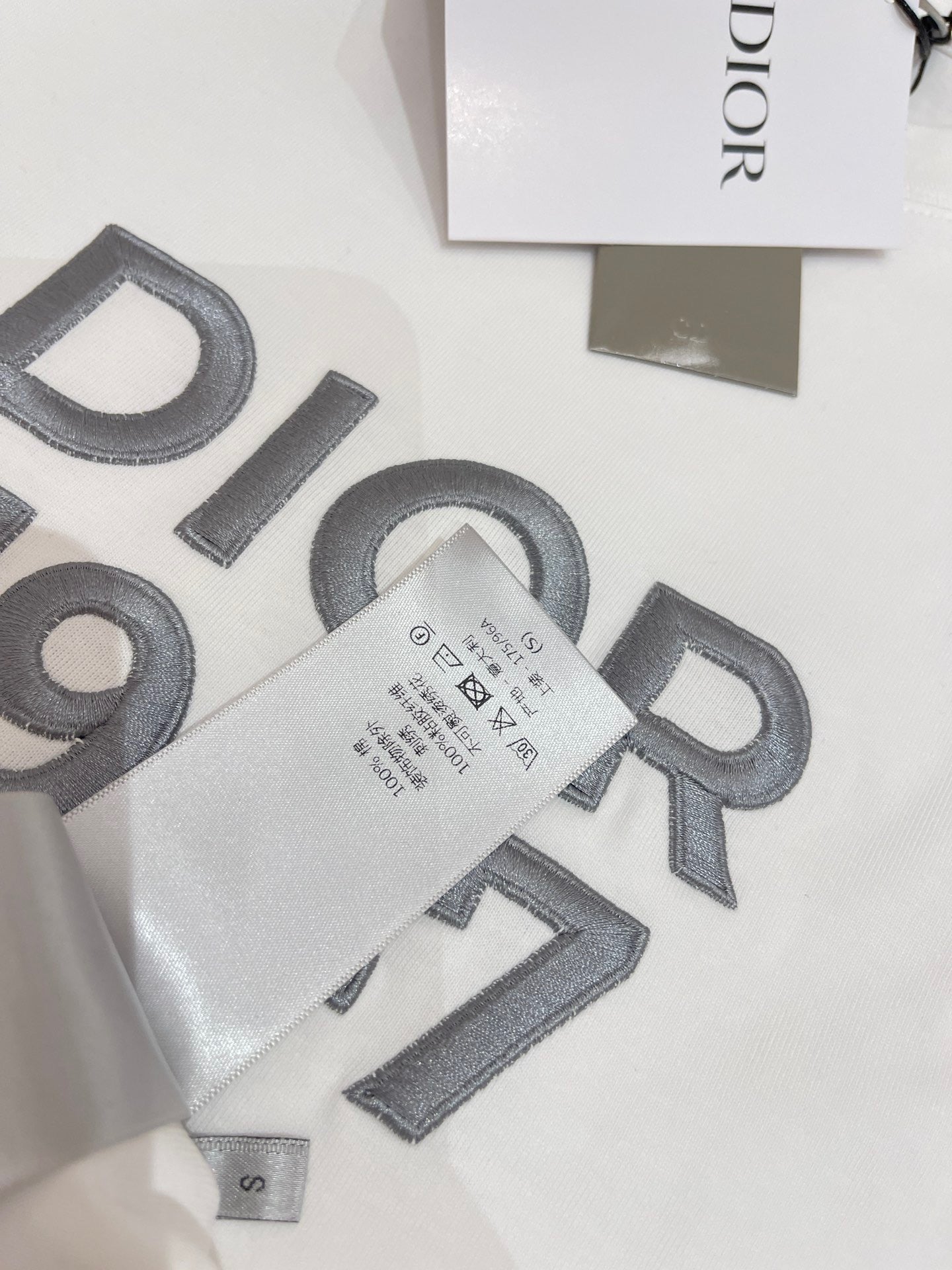 Blau-weißes T-Shirt