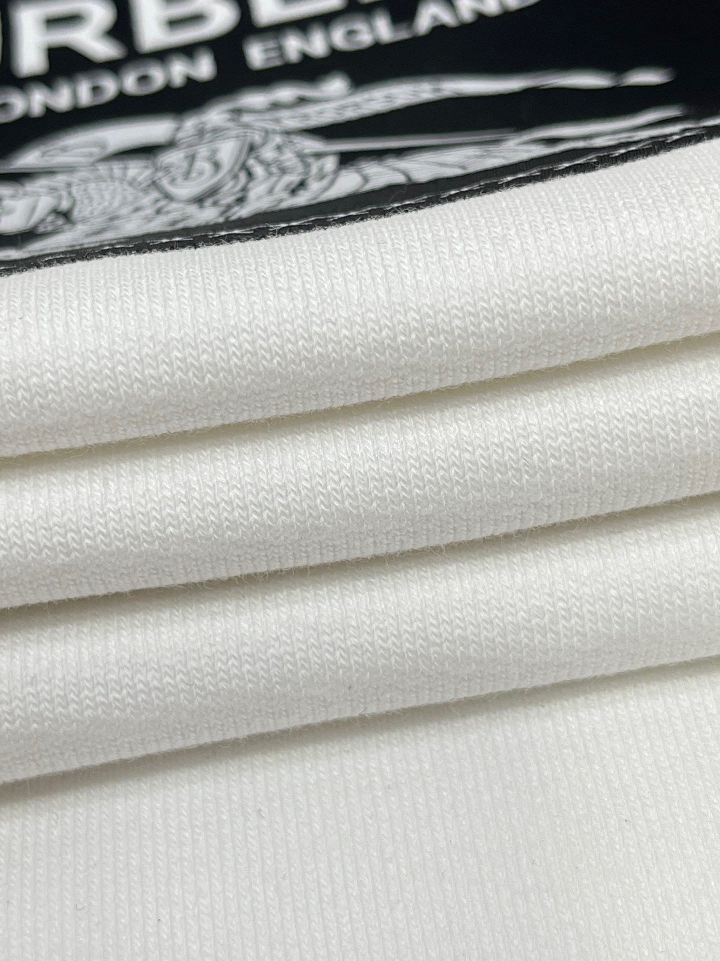 Sudadera con capucha en blanco y negro
