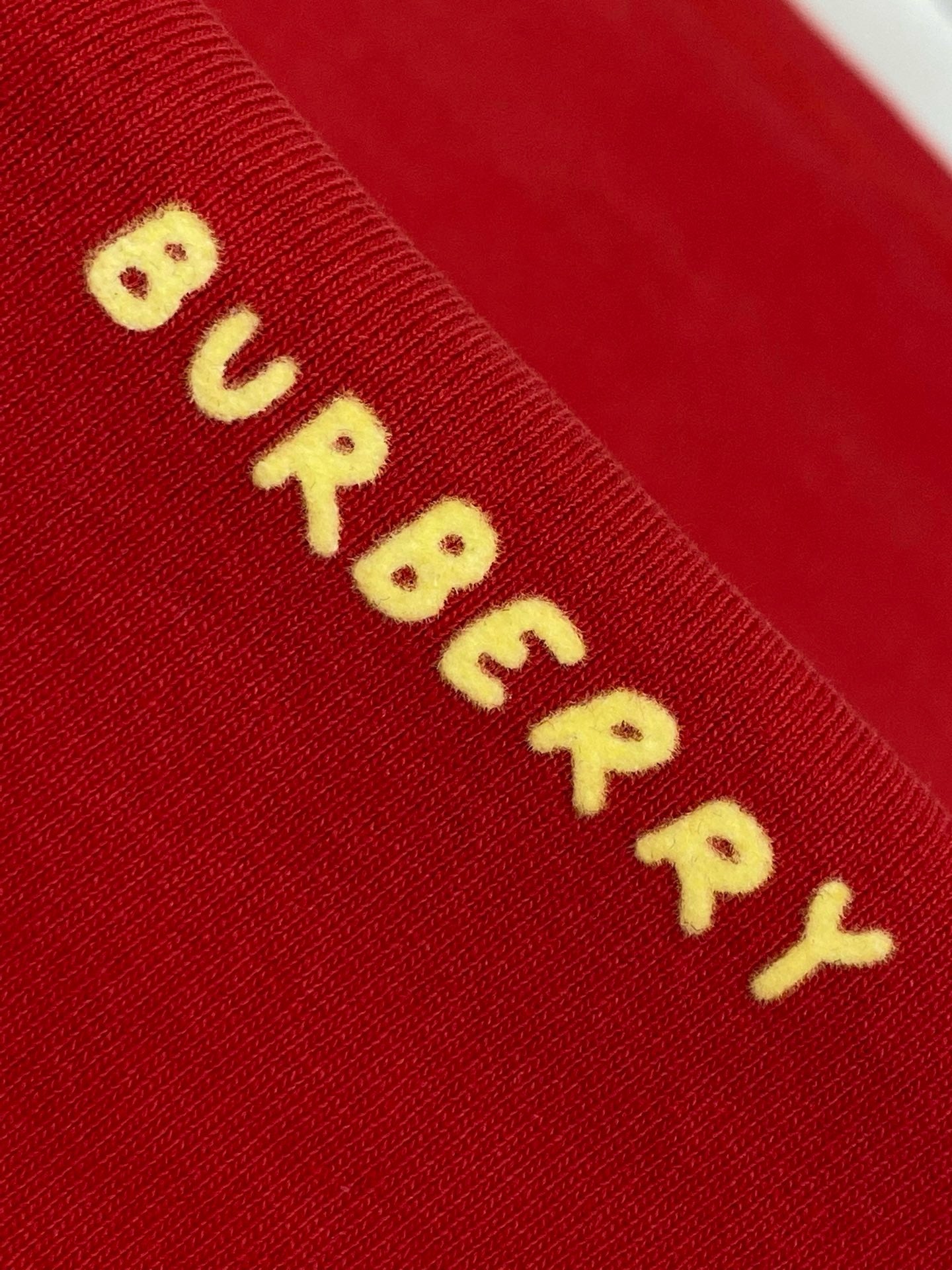 rotes und beiges T-Shirt