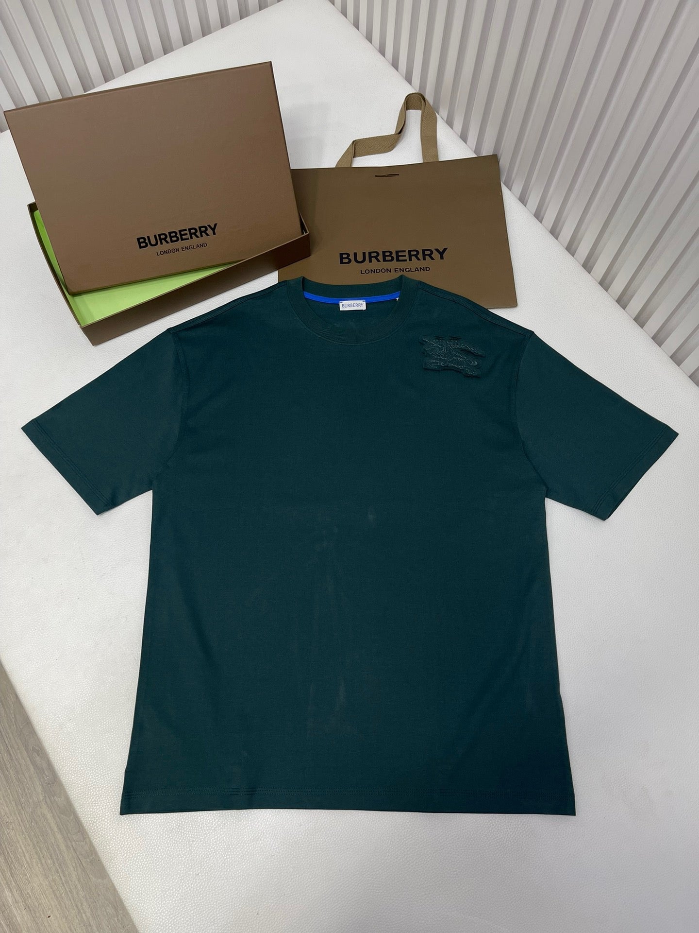 Schwarzes, weißes, grünes und blaues T-Shirt