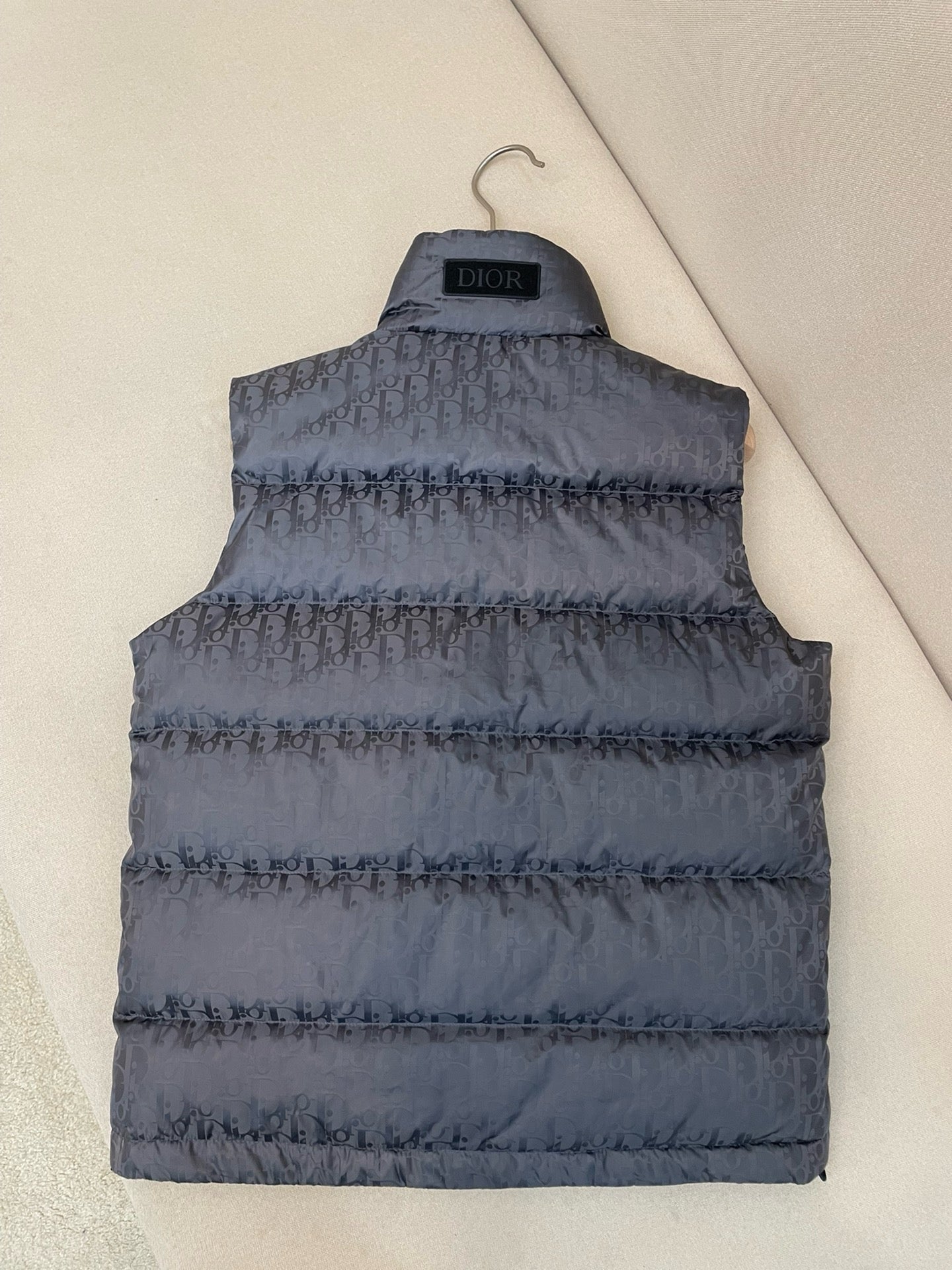 Chaqueta negra, gris y azul