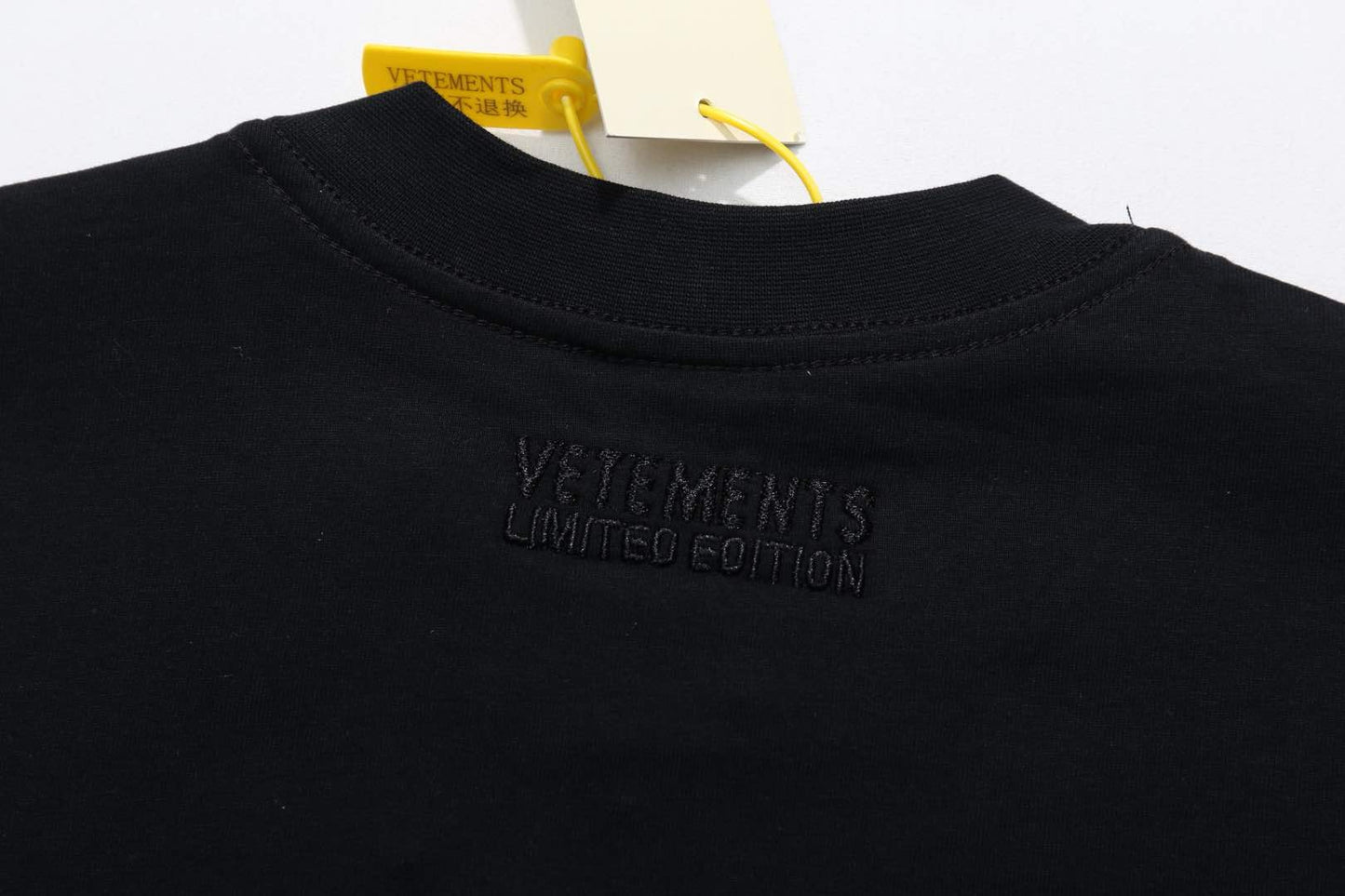 Weißes und schwarzes T-Shirt