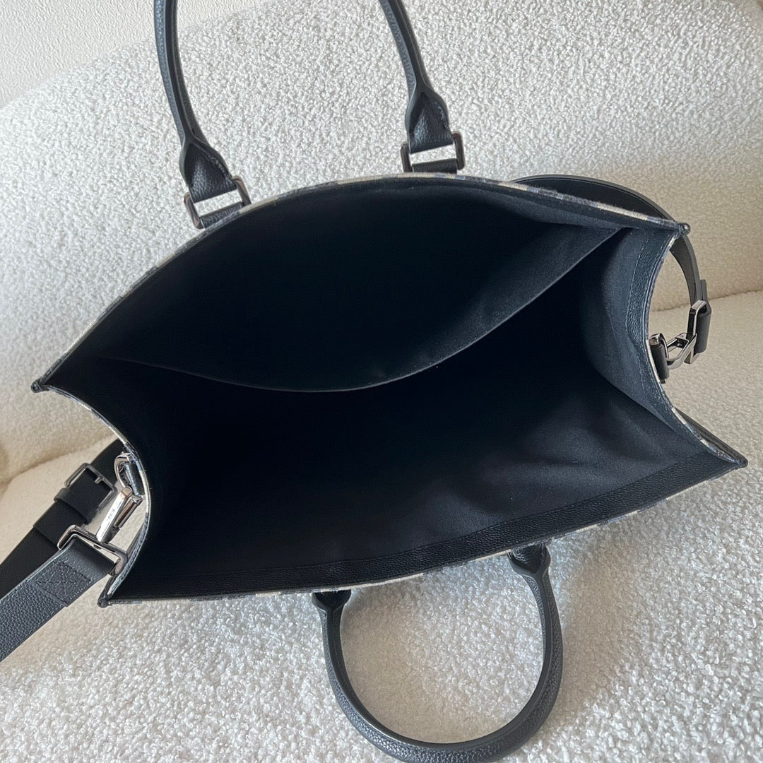 Blaue und schwarzgraue Tasche