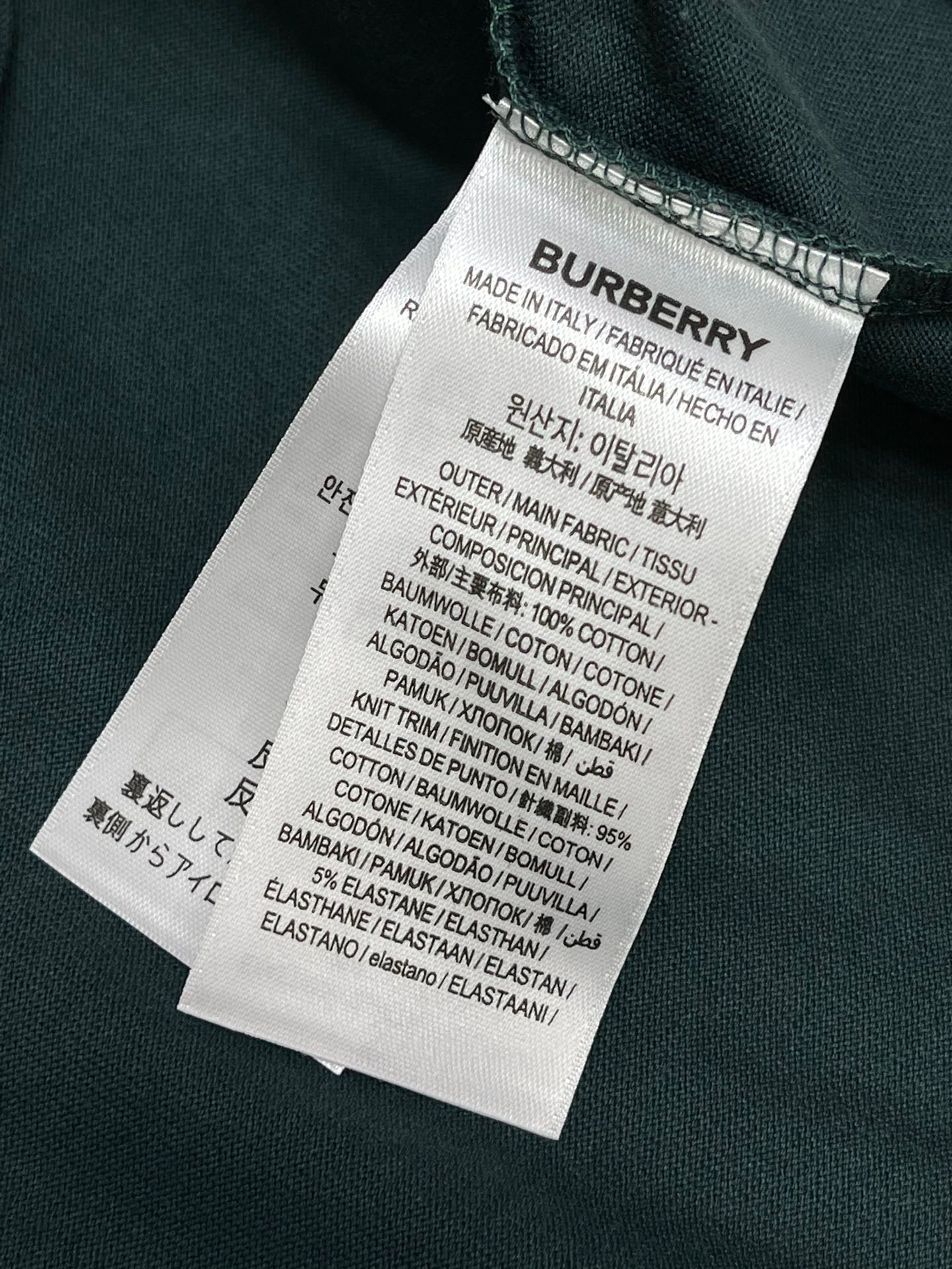 Schwarzes, weißes, grünes und blaues T-Shirt