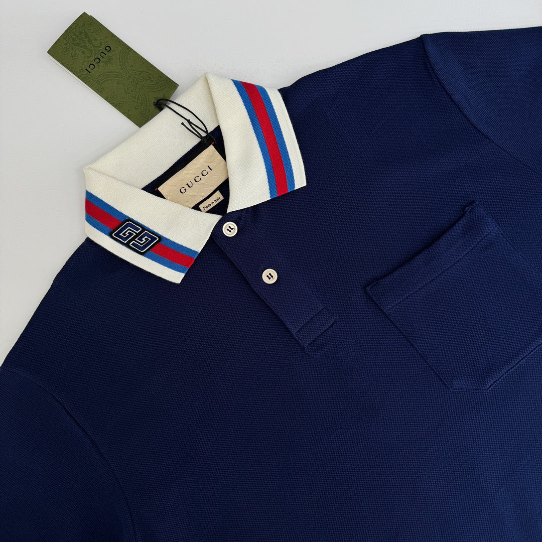 Blaues und weißes Polo