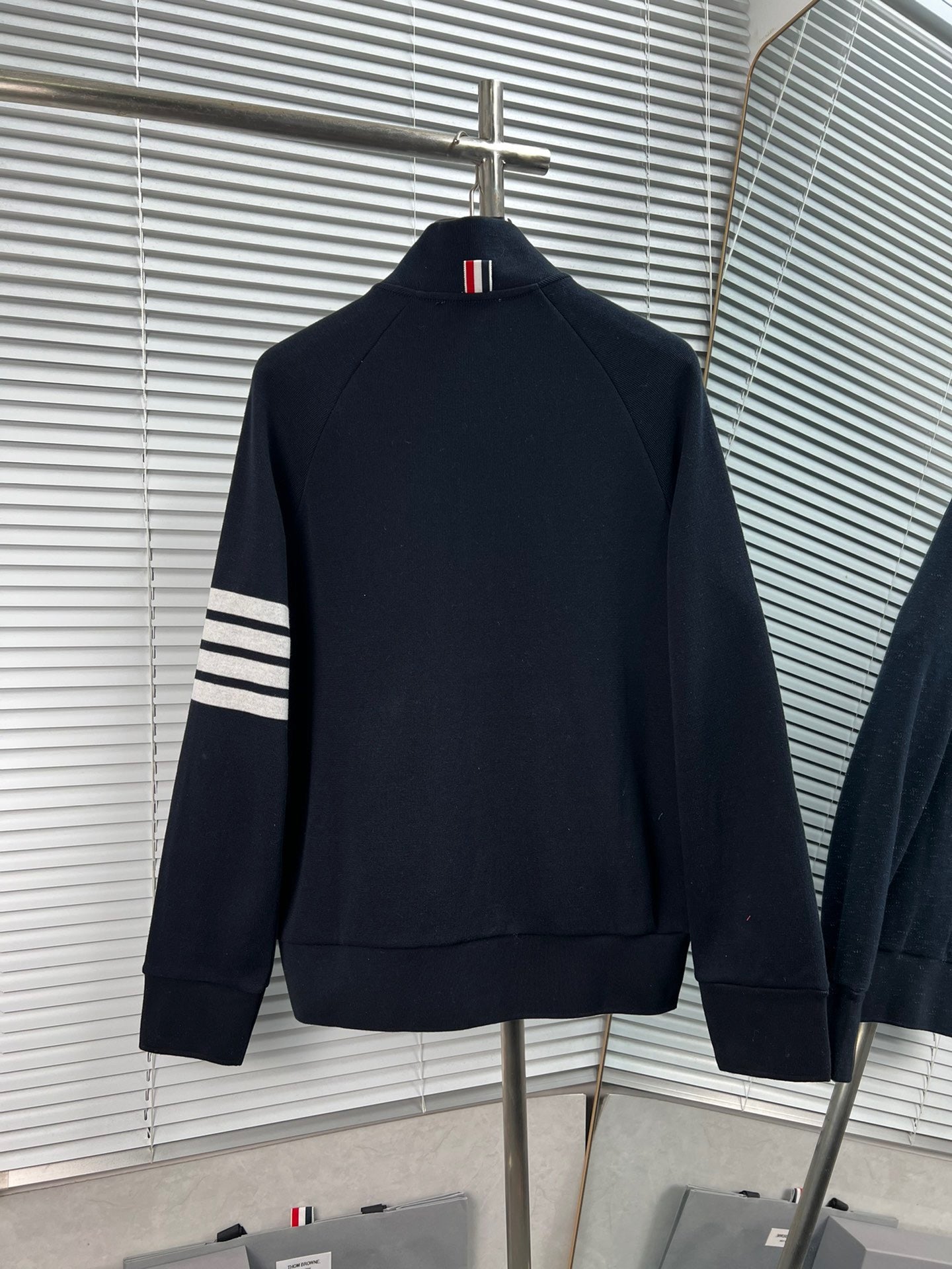 Graue und dunkelblaue Jacke