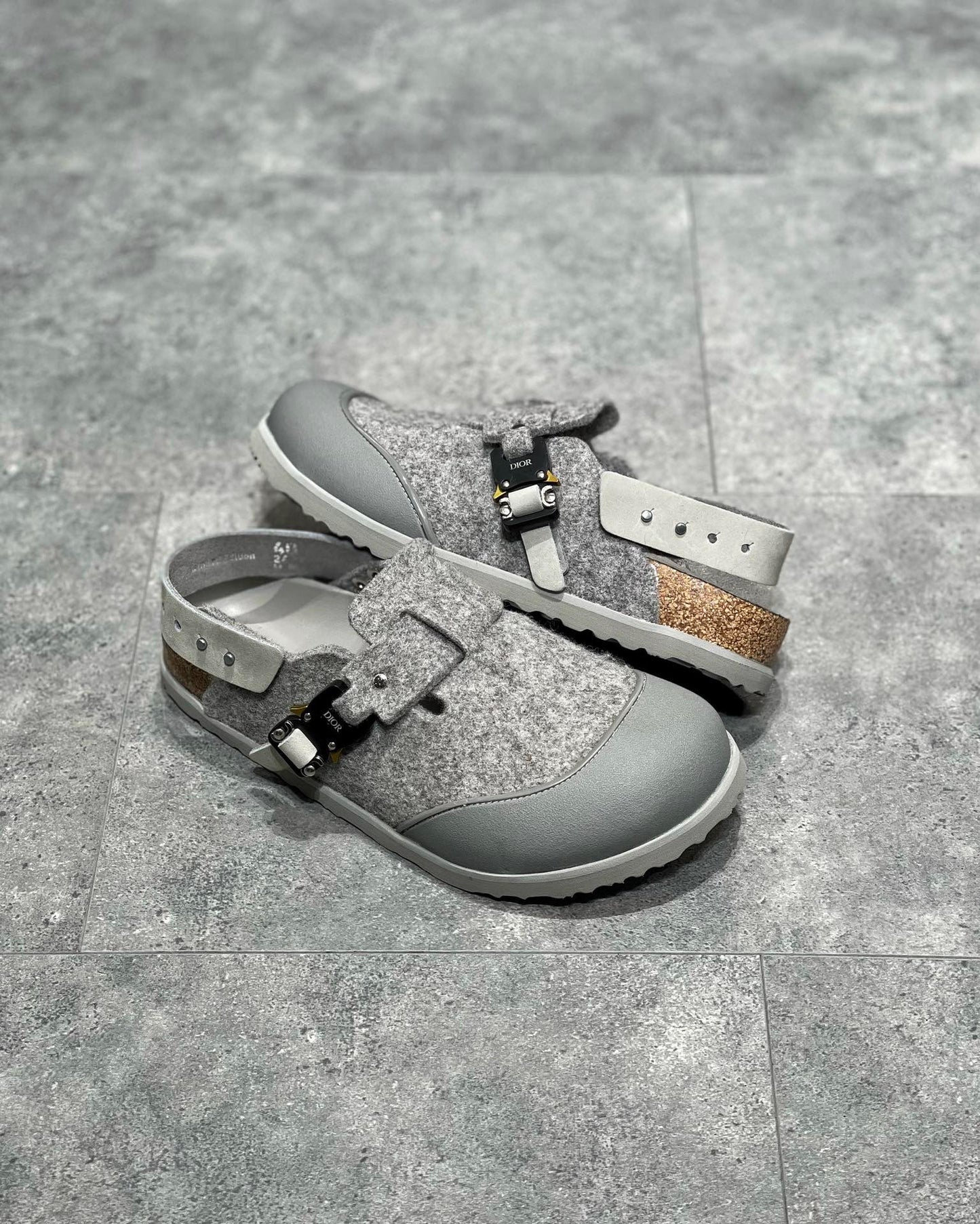 Schwarze, graue und cremefarbene Schuhe