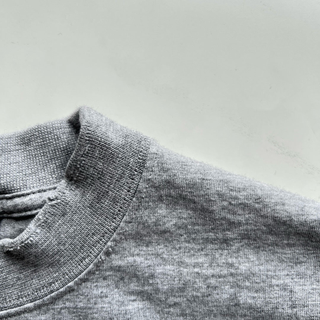 camiseta gris