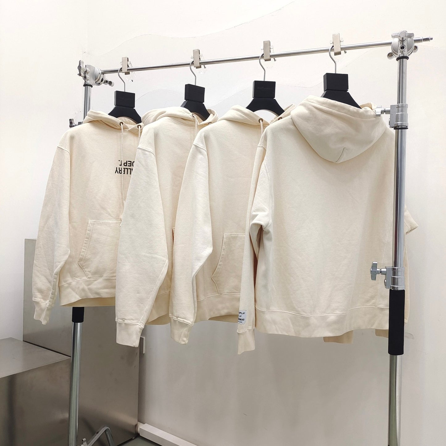 Sudadera con capucha blanca