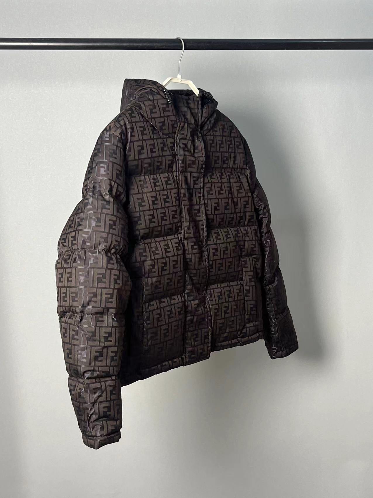 Chaqueta negra, blanca y marrón