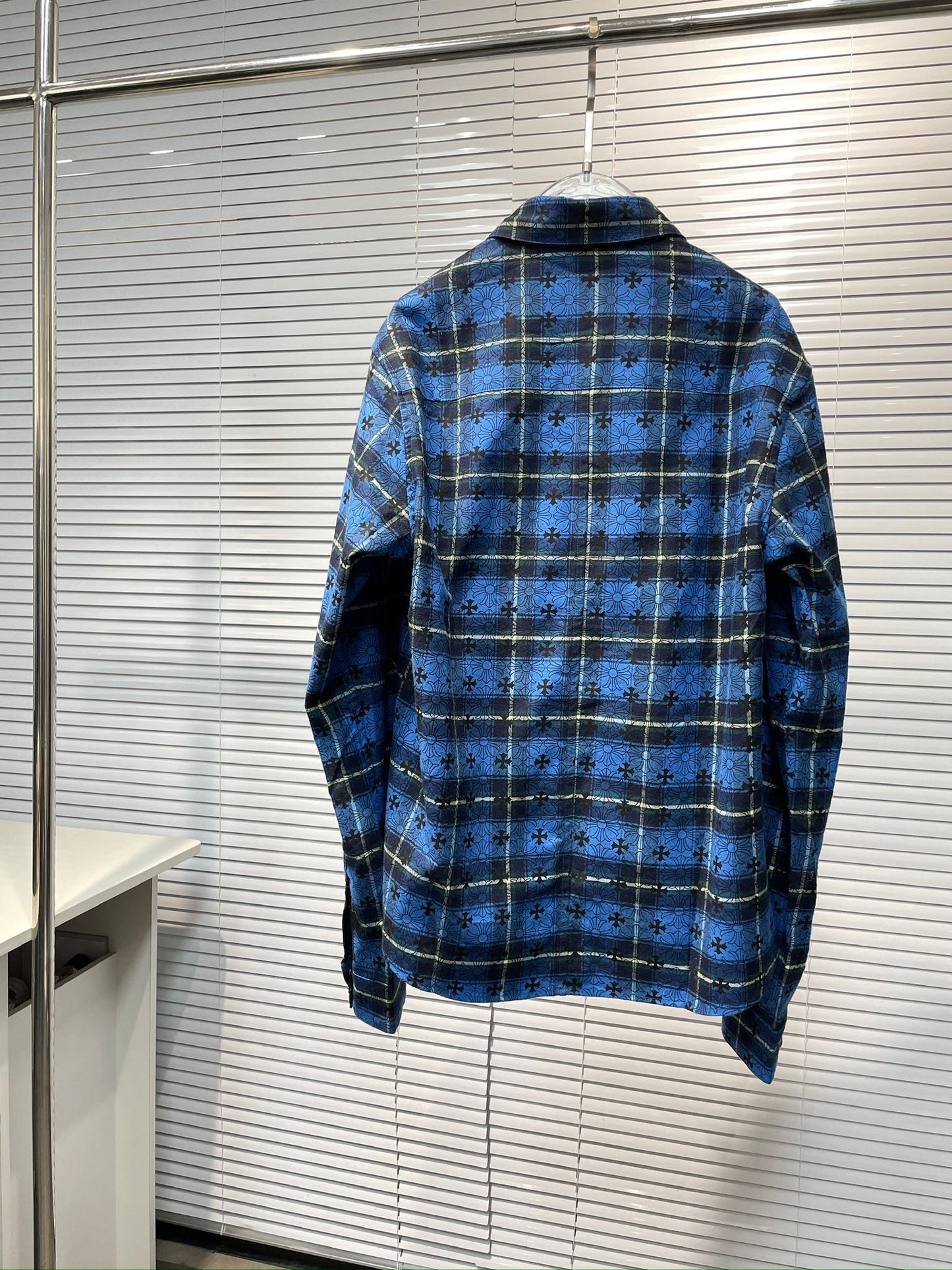Camisa azul y negra