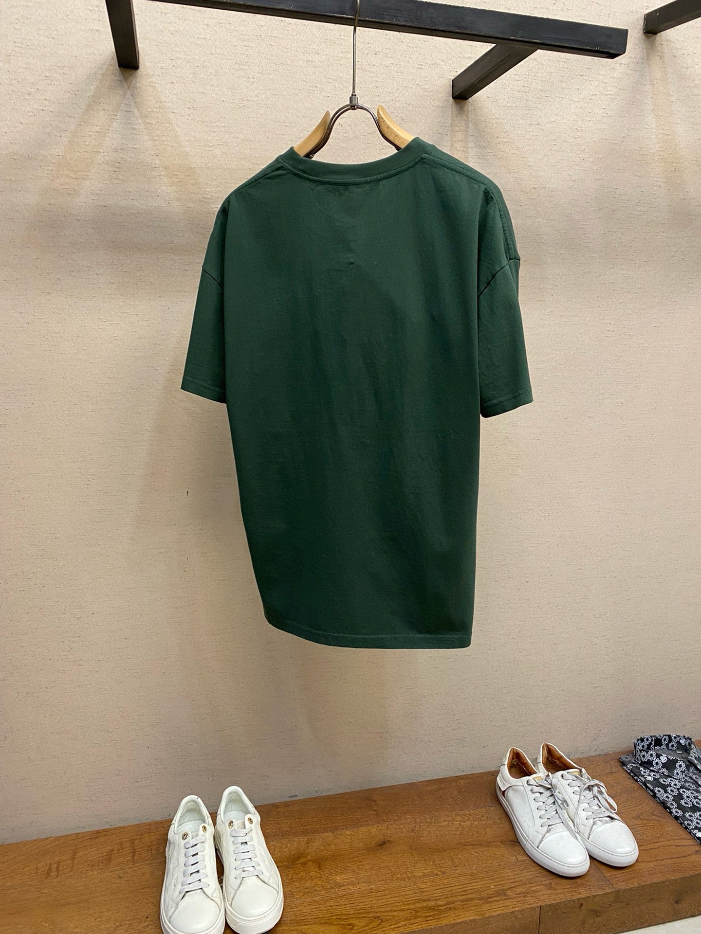 Schwarzes und grünes T-Shirt