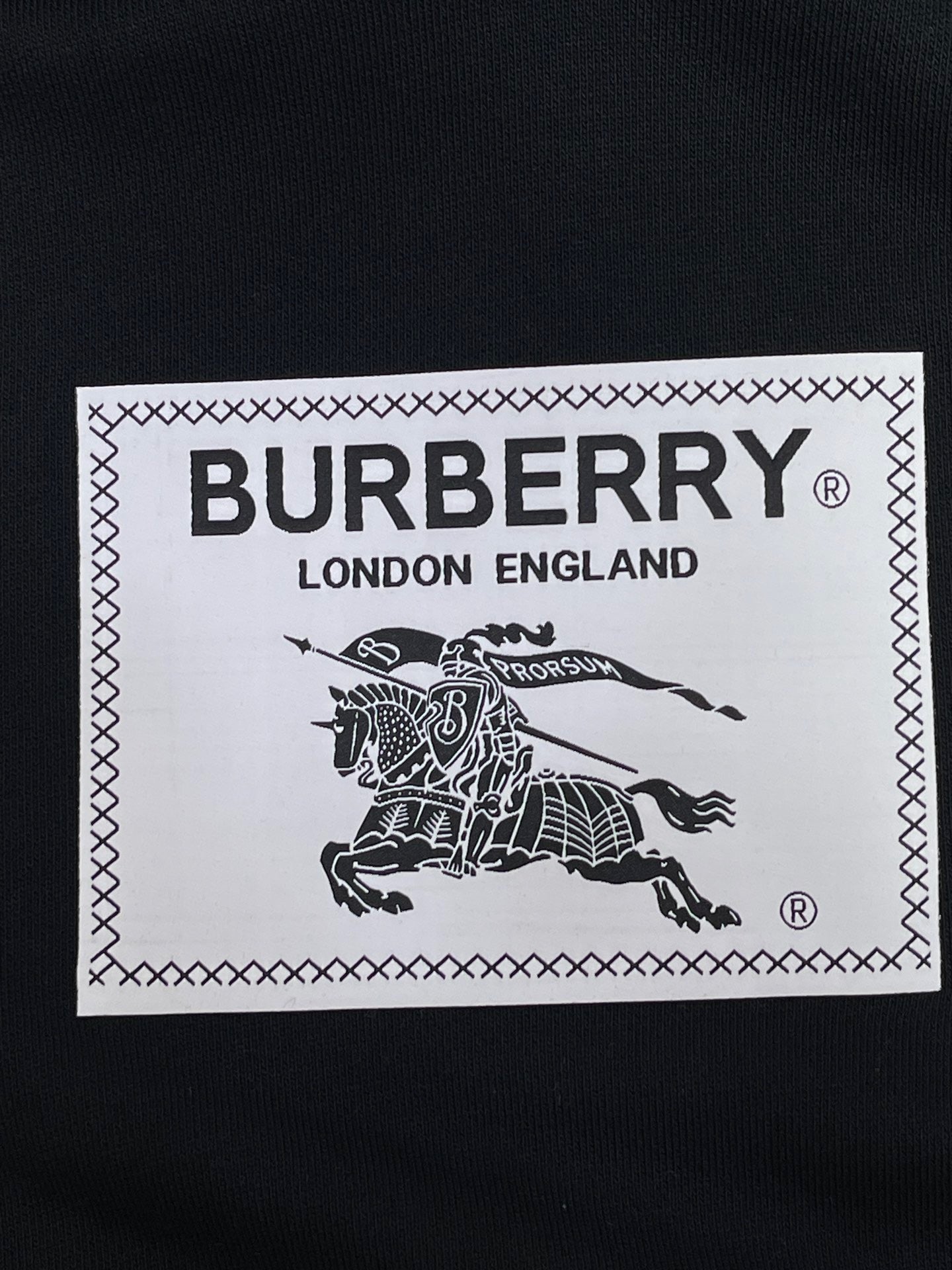 Sudadera con capucha en blanco y negro