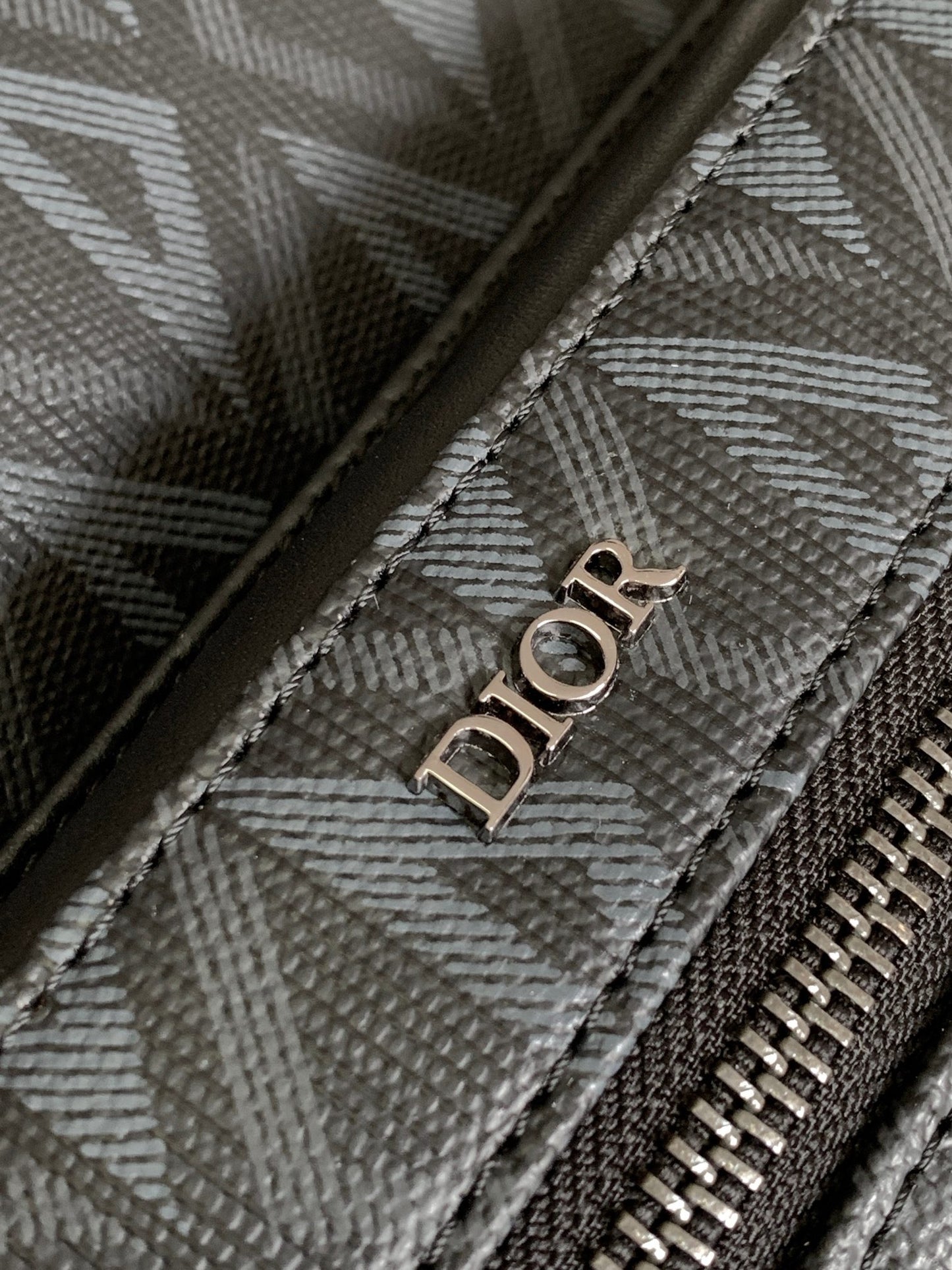 Schwarze und graue Tasche