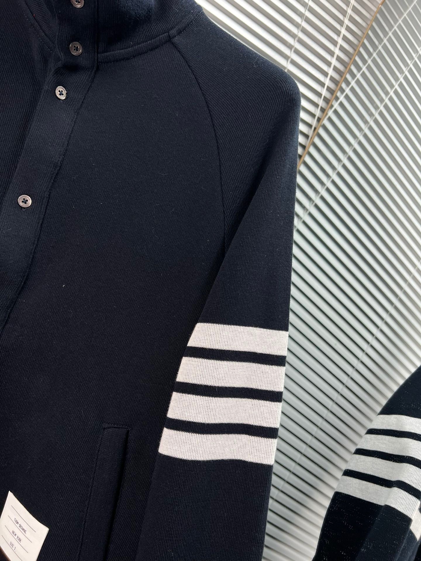 Graue und dunkelblaue Jacke
