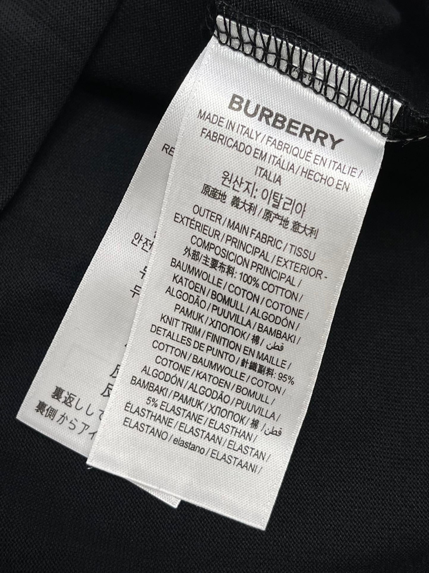 Schwarzes, weißes, grünes und blaues T-Shirt