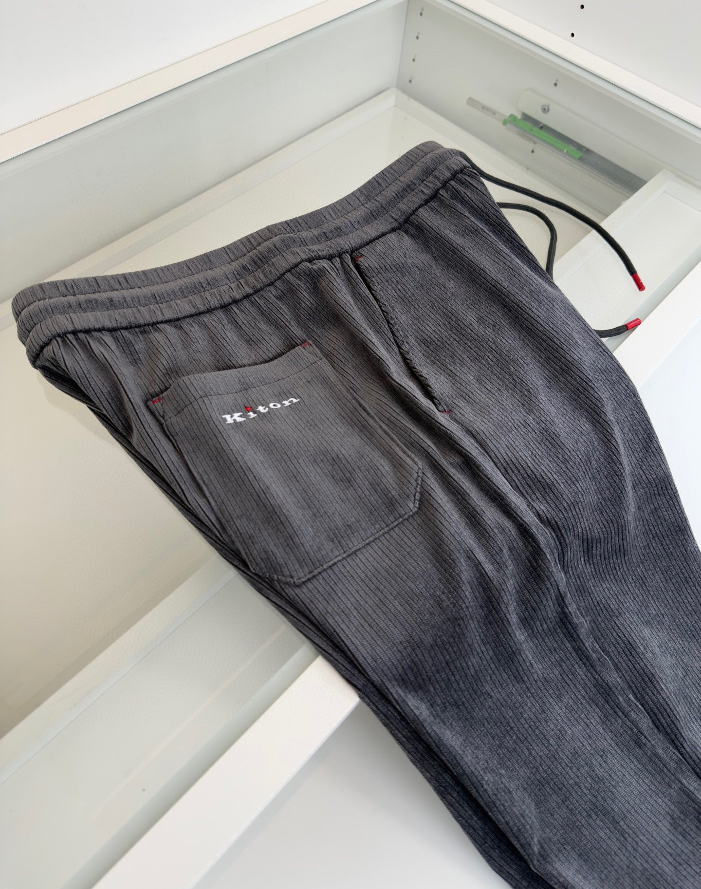 Dunkelblaue und schwarze Hose