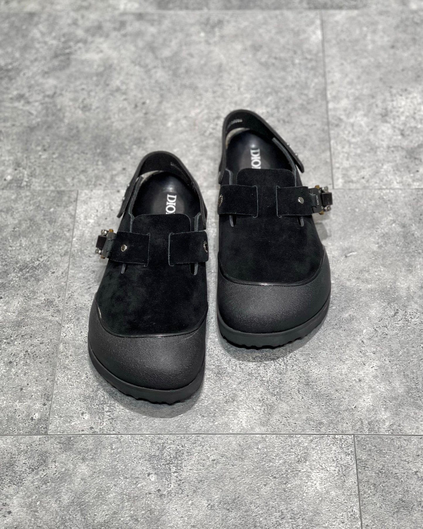 Schwarze, graue und cremefarbene Schuhe