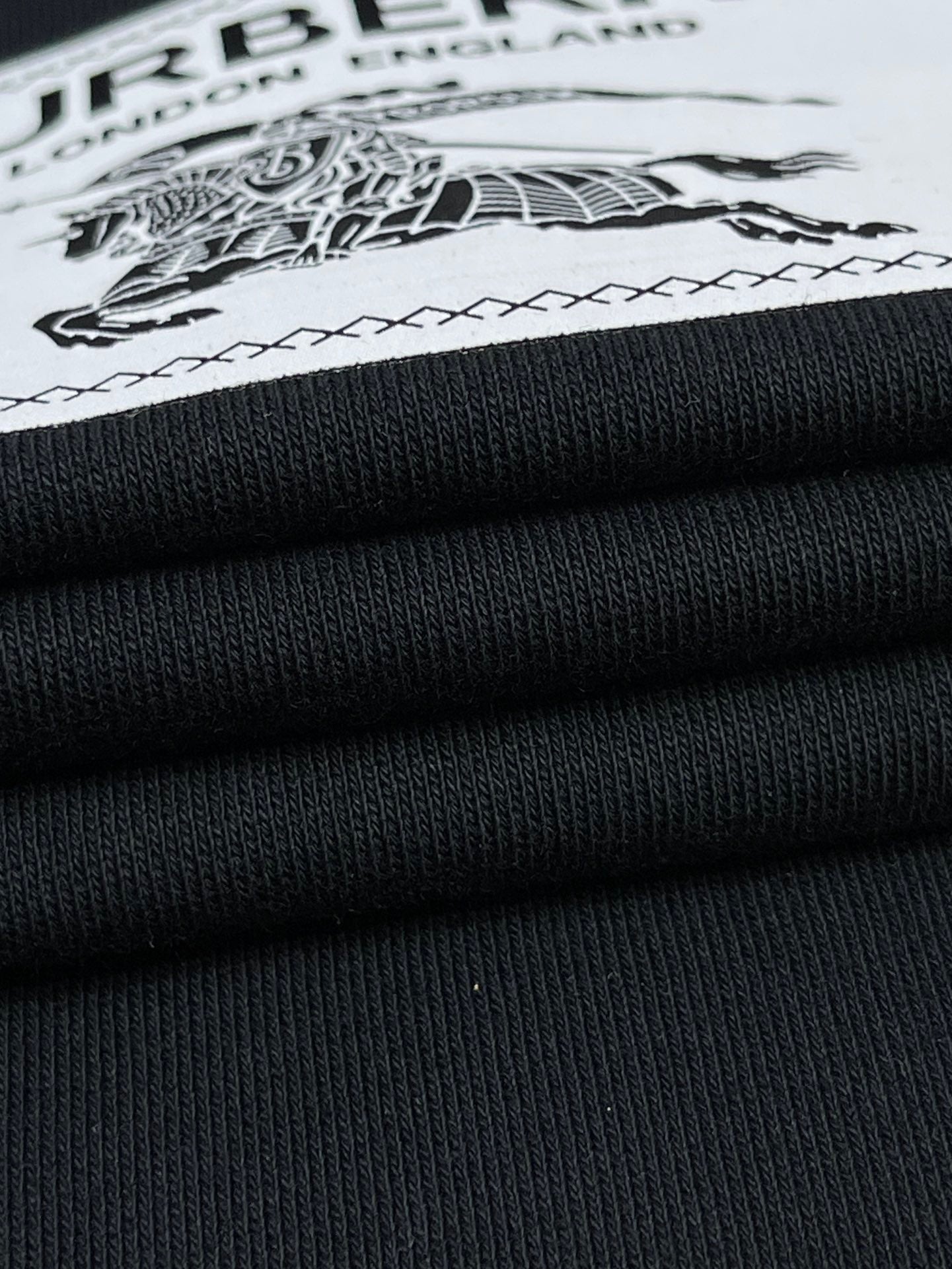 Sudadera con capucha en blanco y negro