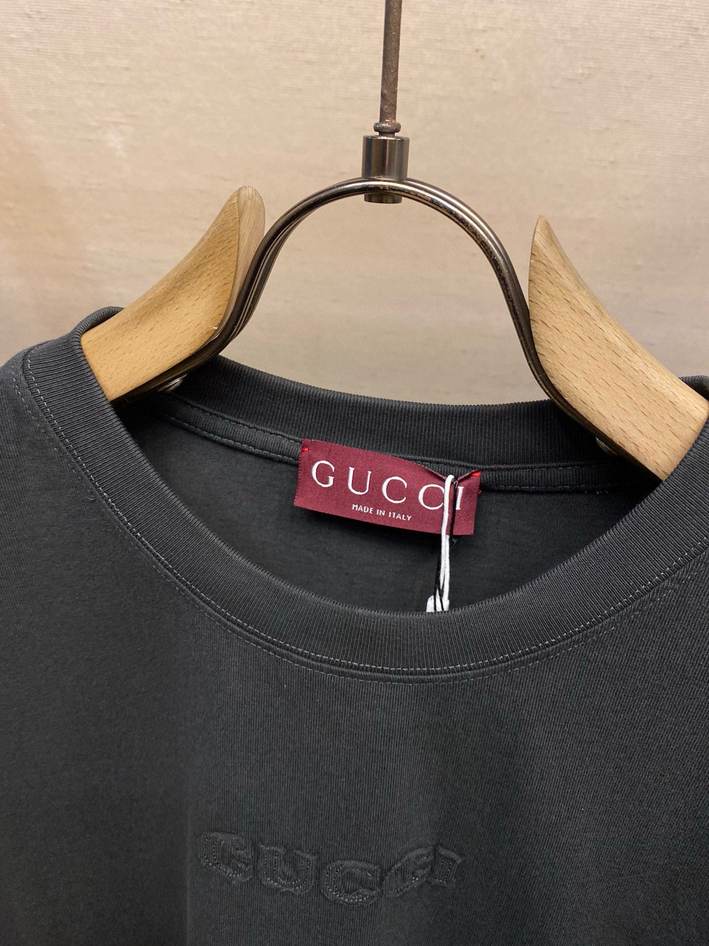 Schwarzes und grünes T-Shirt