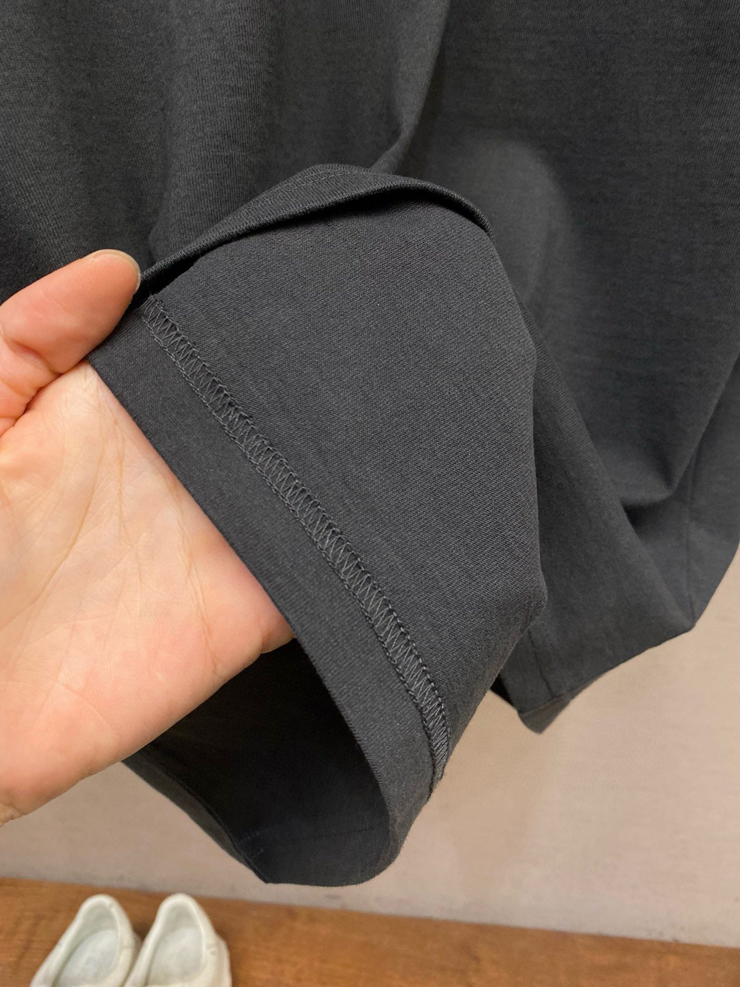 Schwarzes und grünes T-Shirt