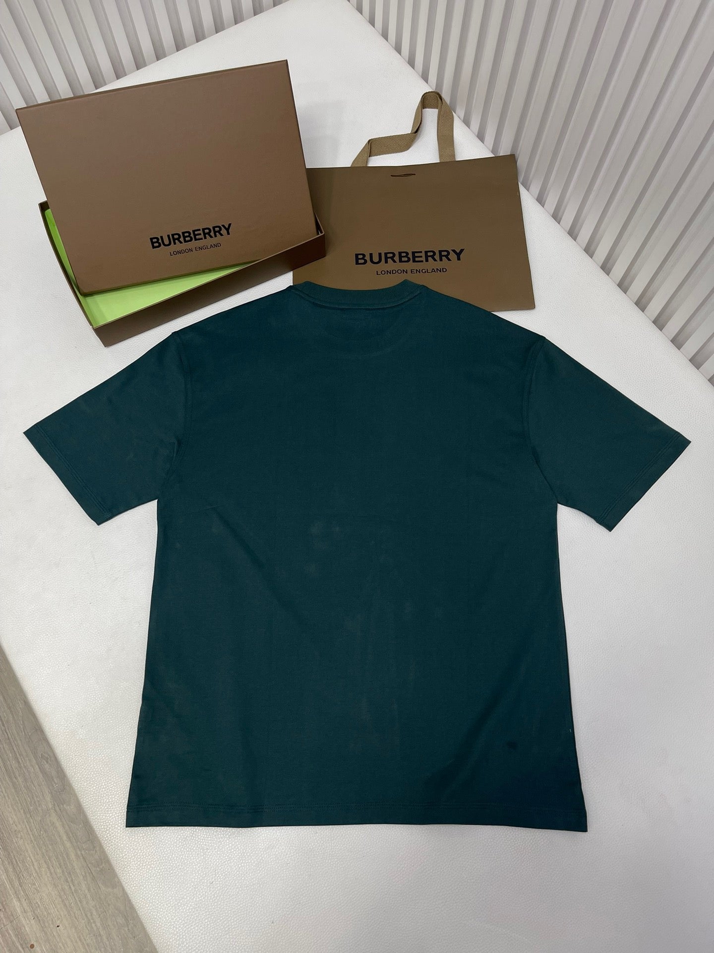 Schwarzes, weißes, grünes und blaues T-Shirt
