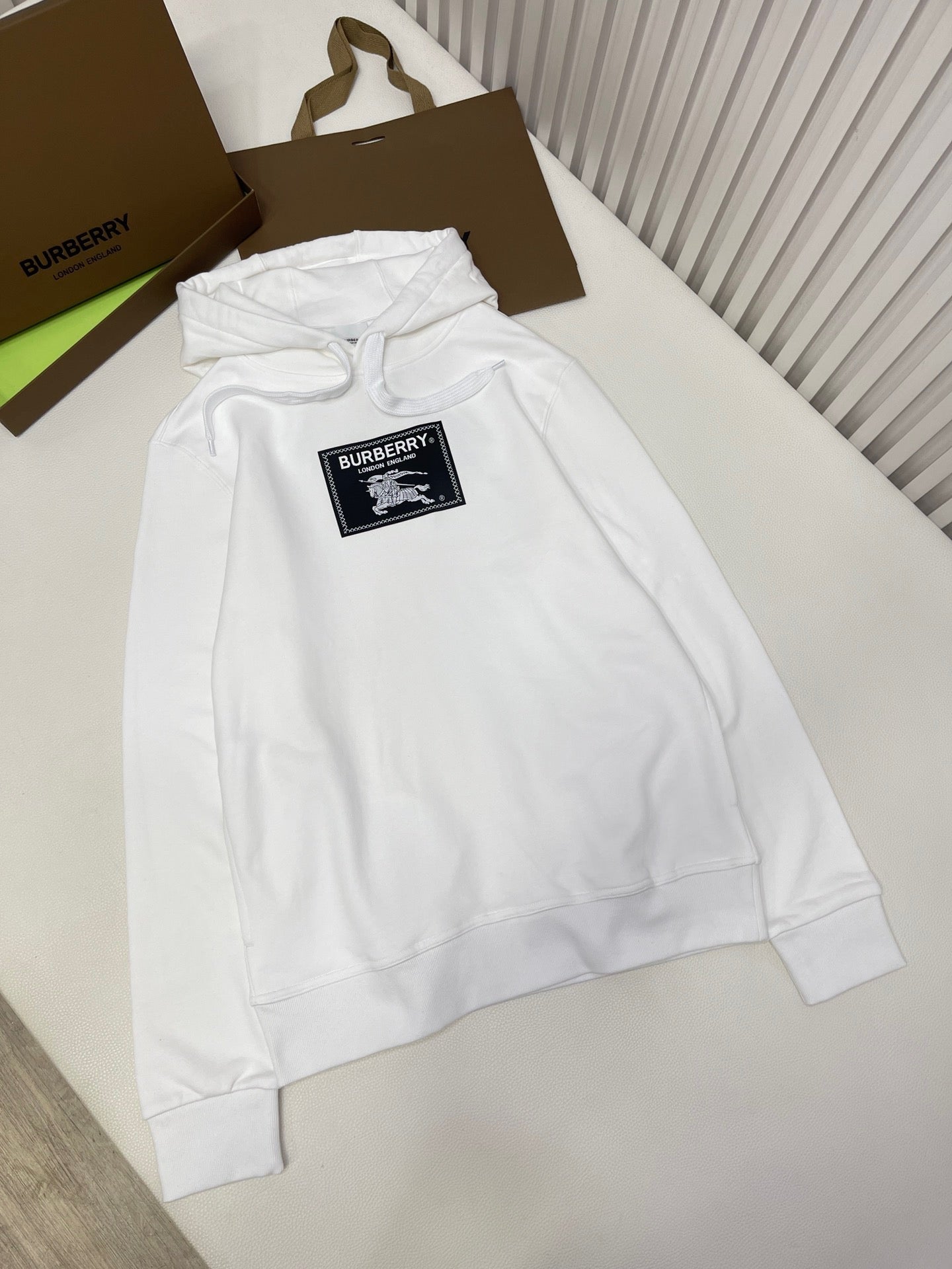 Sudadera con capucha en blanco y negro
