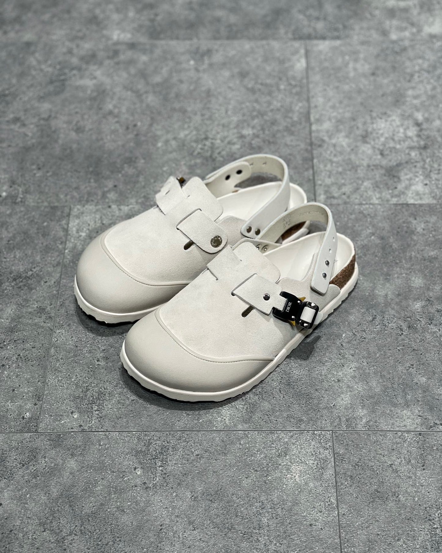 Schwarze, graue und cremefarbene Schuhe