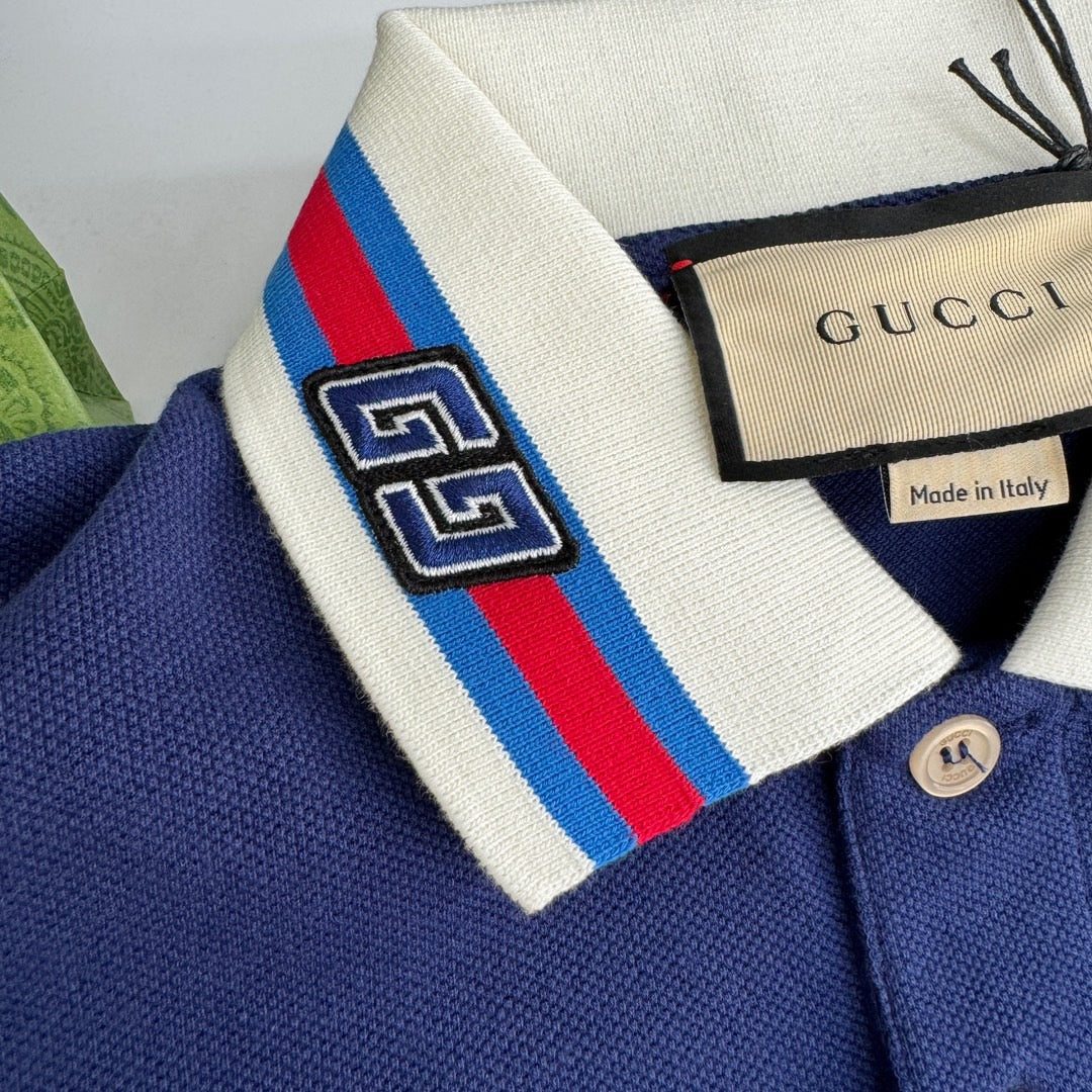 Blaues und weißes Polo