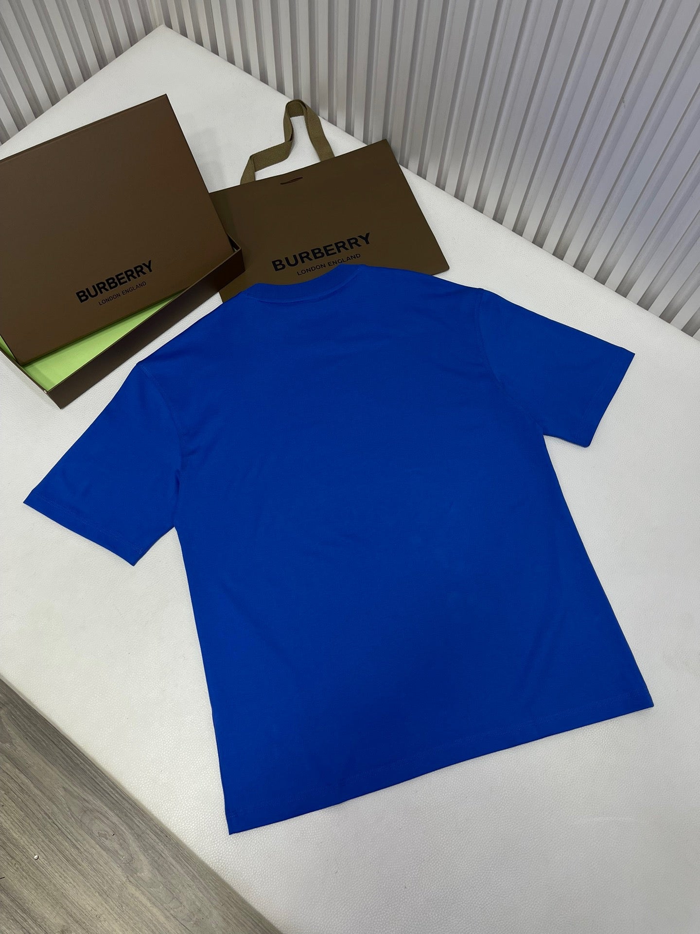 Schwarzes, weißes, grünes und blaues T-Shirt
