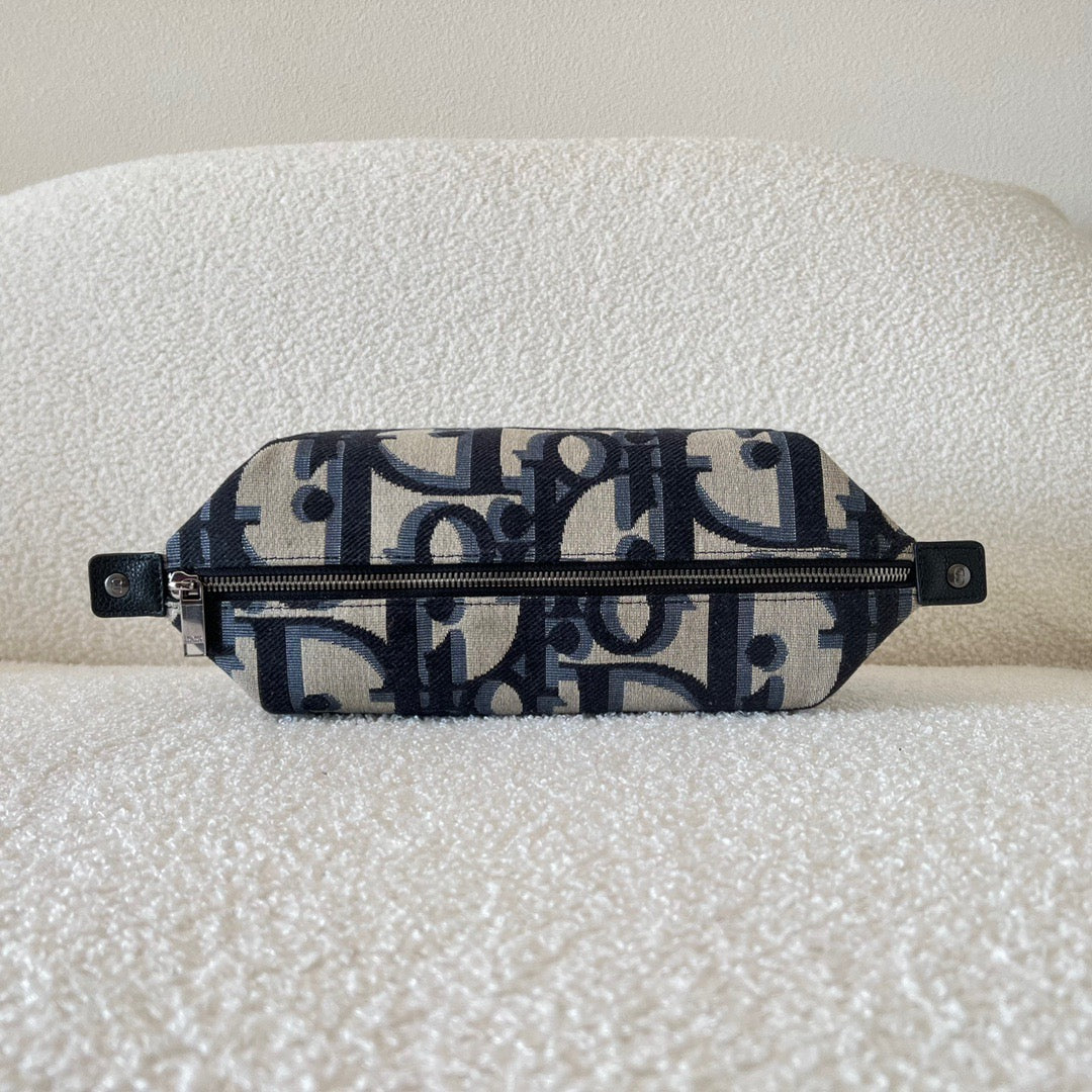 Blaue und schwarzgraue Tasche