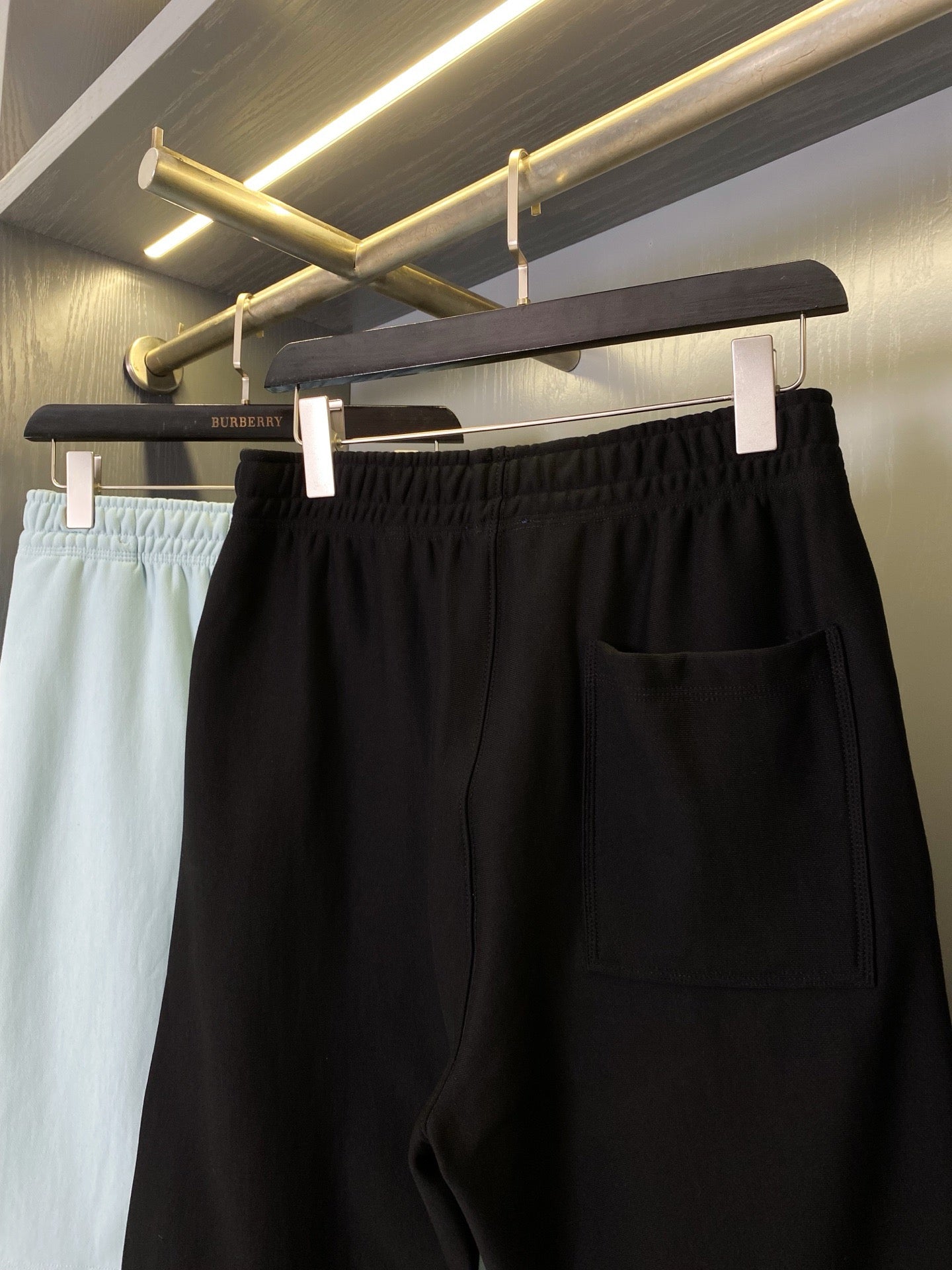 Pantalón corto negro y azul claro