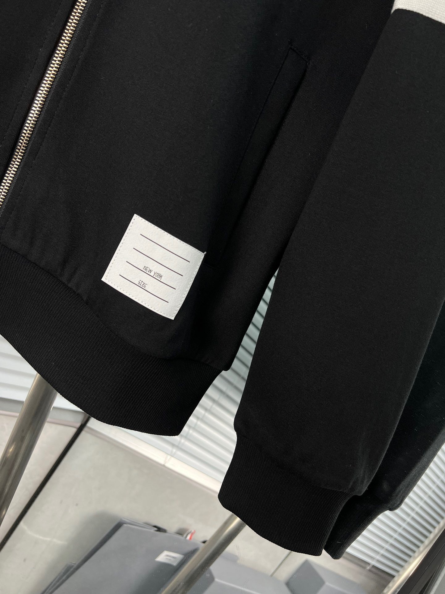 Dunkelblaue und schwarze Jacke