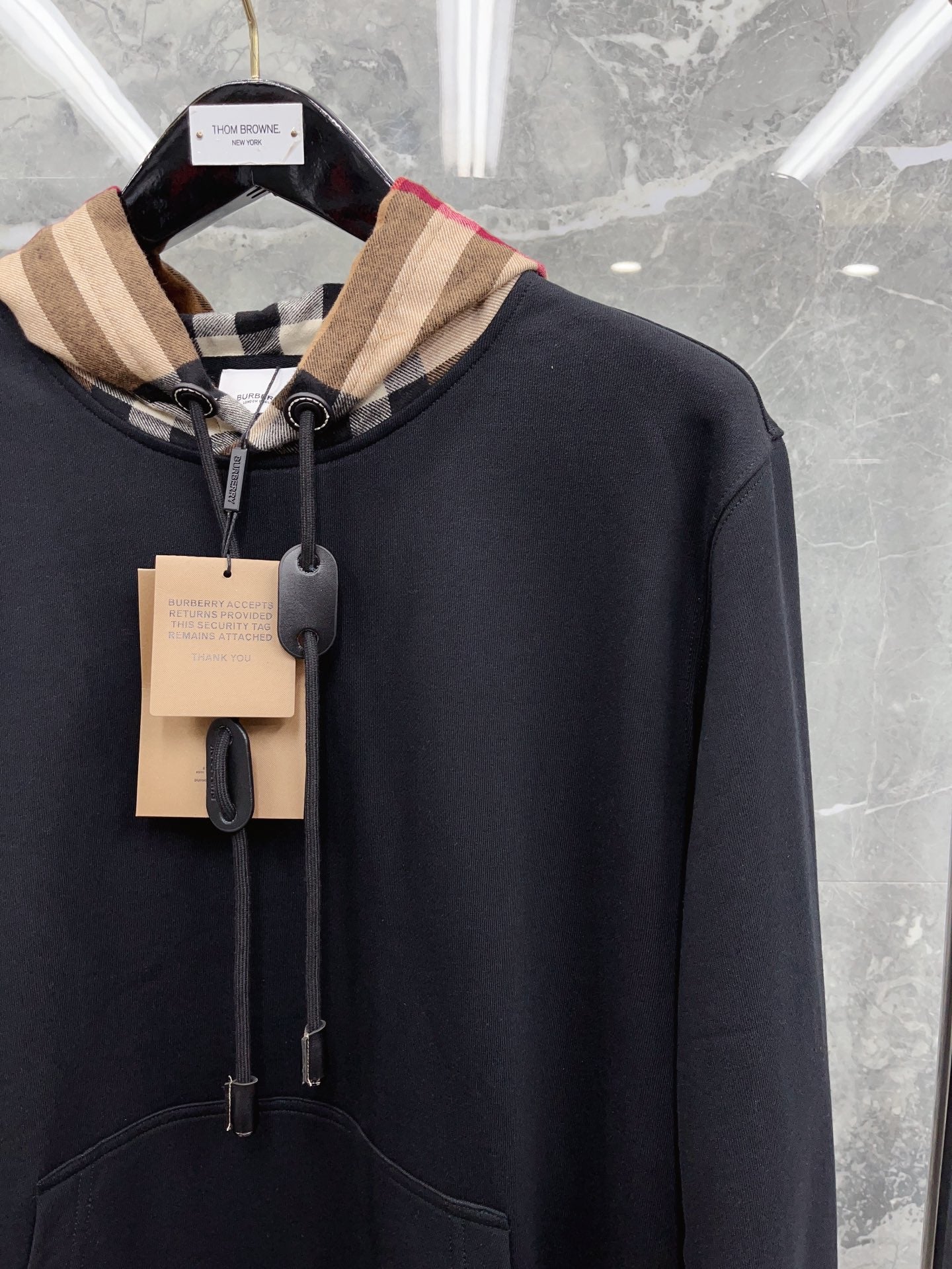 Sudadera con capucha negra, azul oscuro, gris y caqui