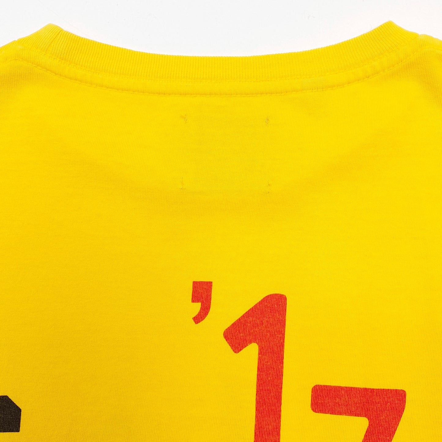 Camiseta amarilla, caqui y negra