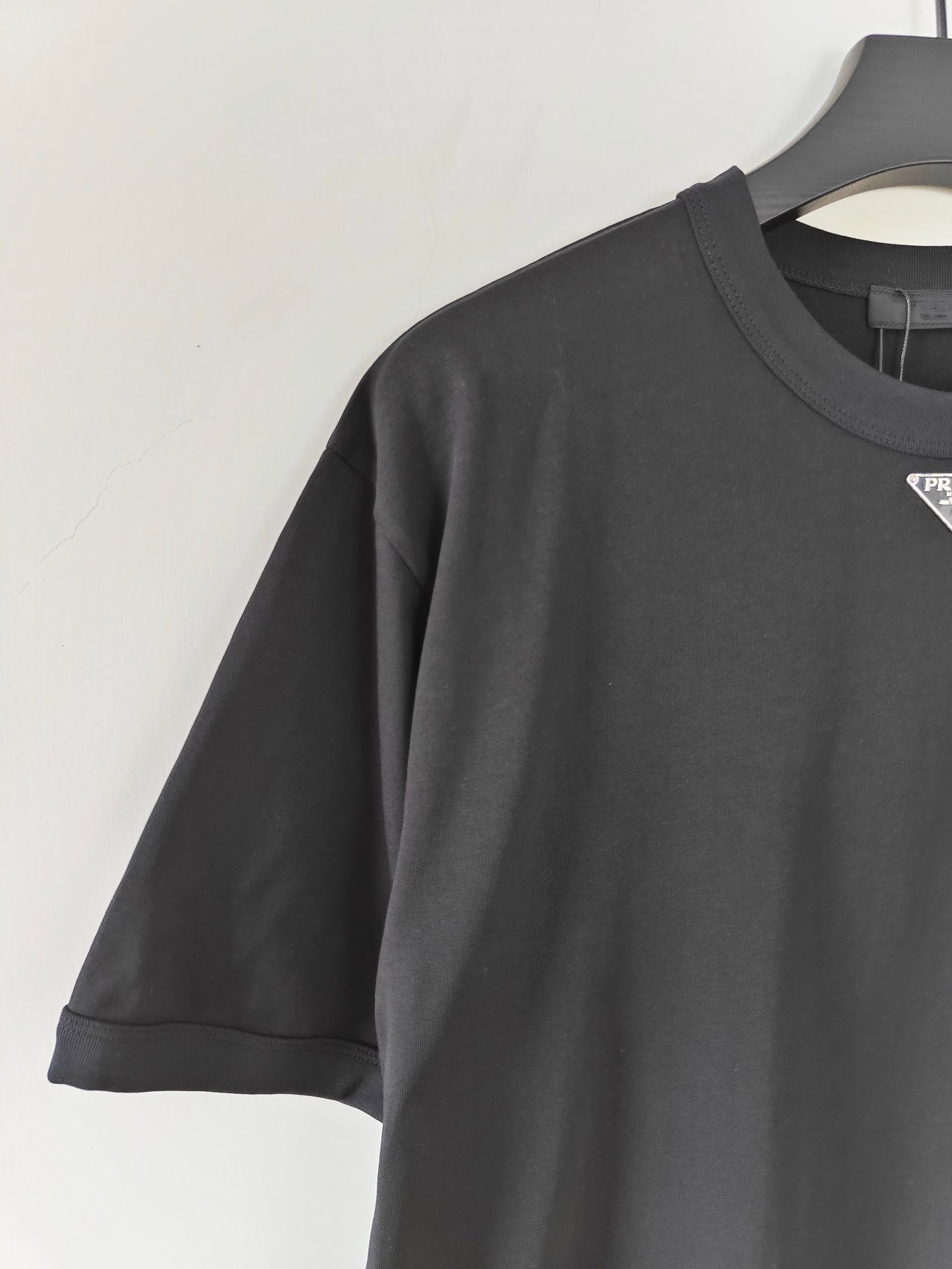 Schwarz-weiße T-Shirts