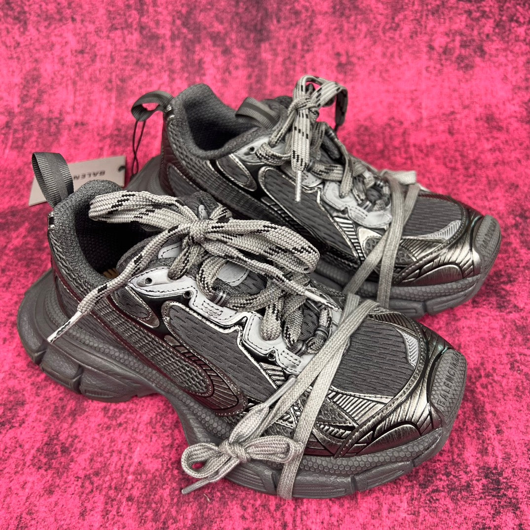 Zapatos negros y grises