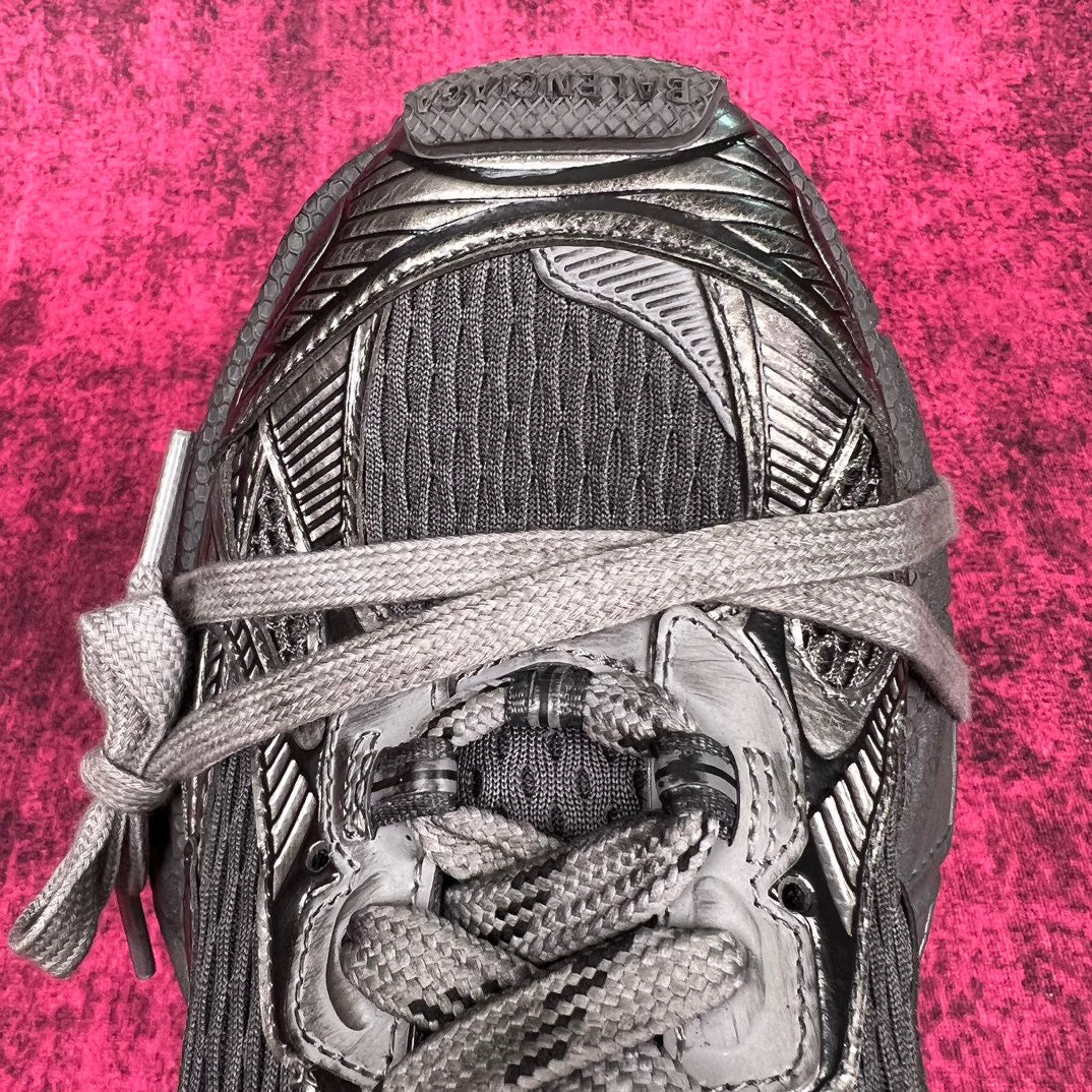 Zapatos negros y grises