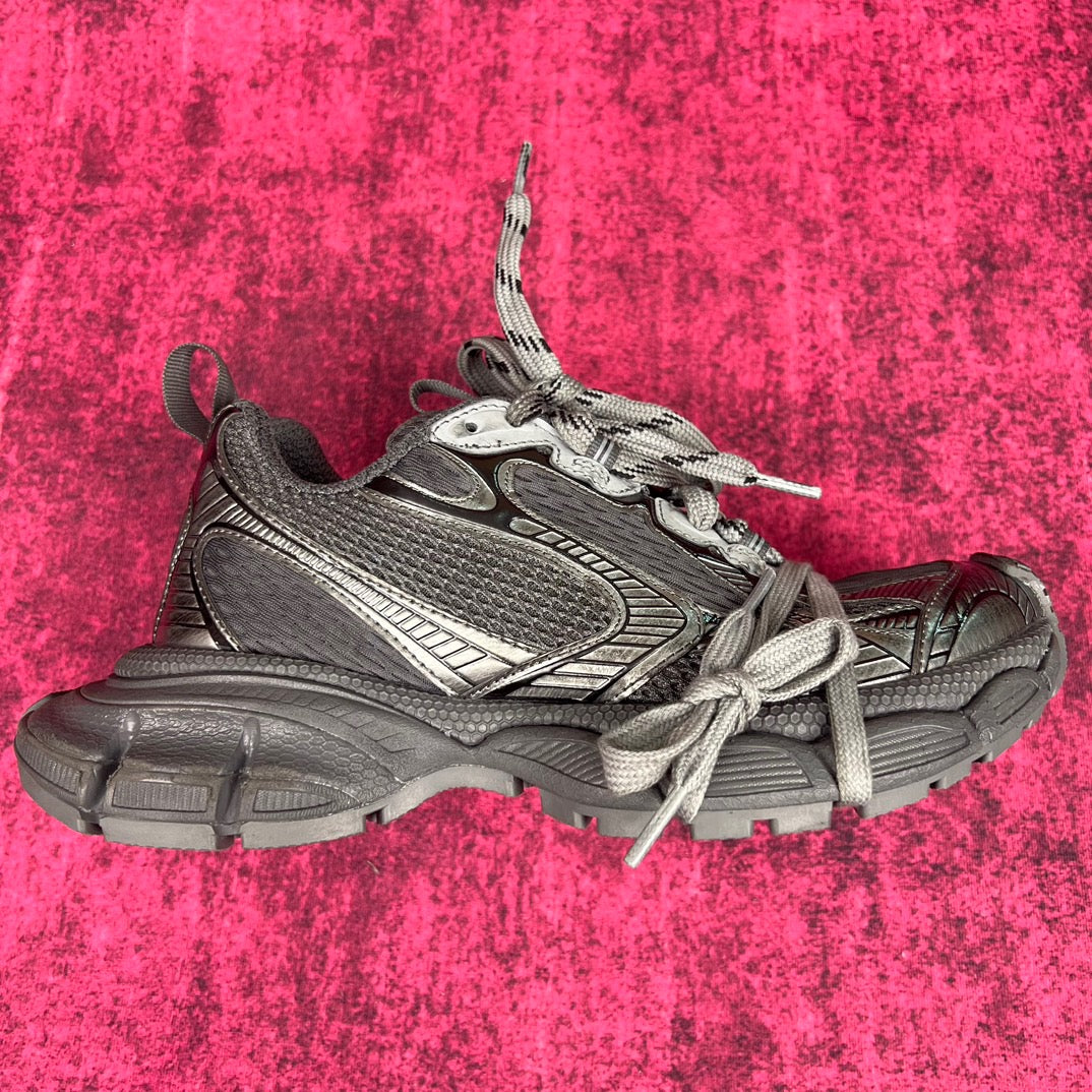 Zapatos negros y grises