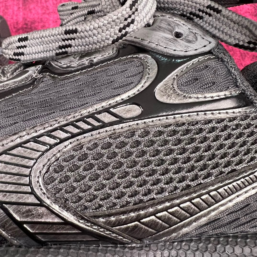 Zapatos negros y grises