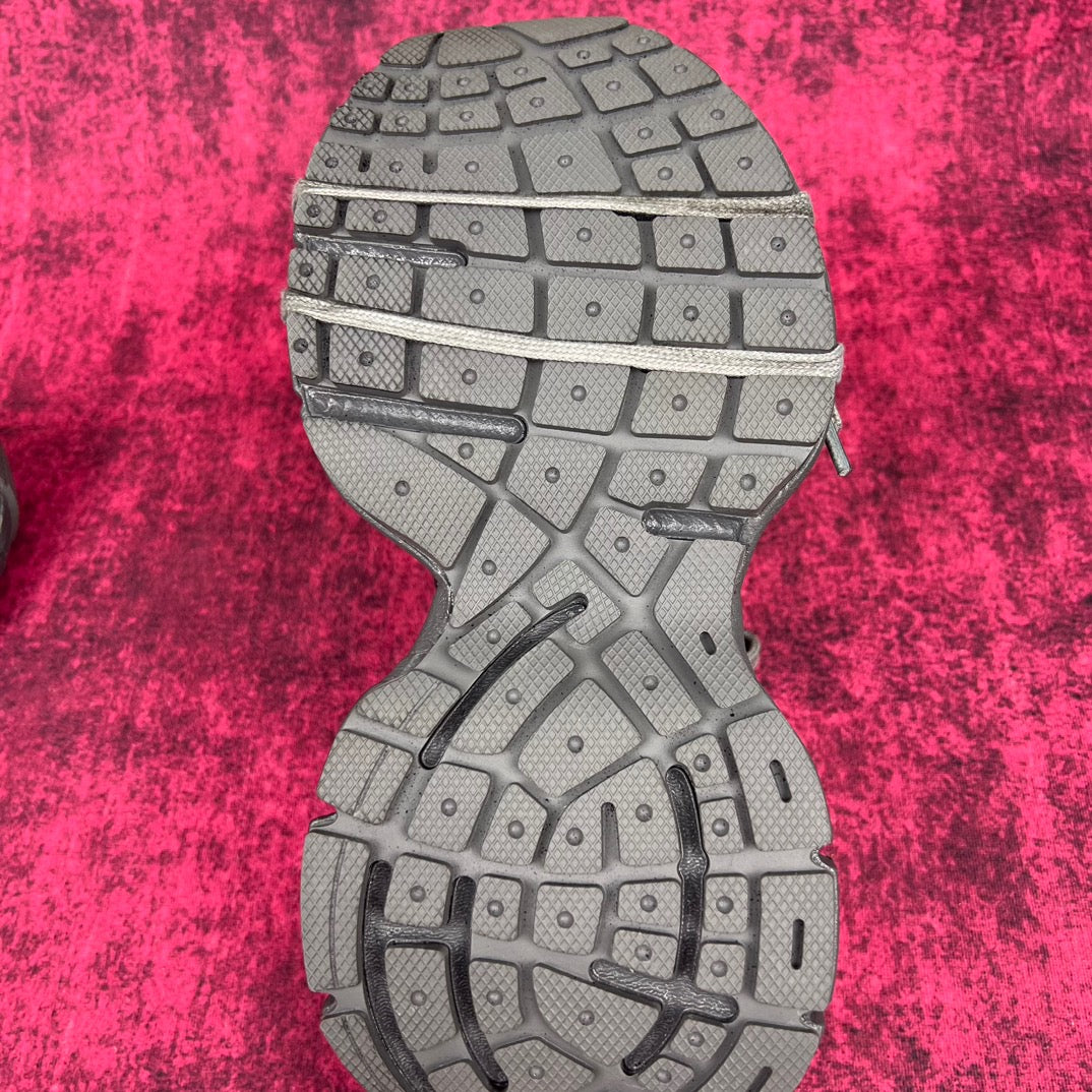 Zapatos negros y grises