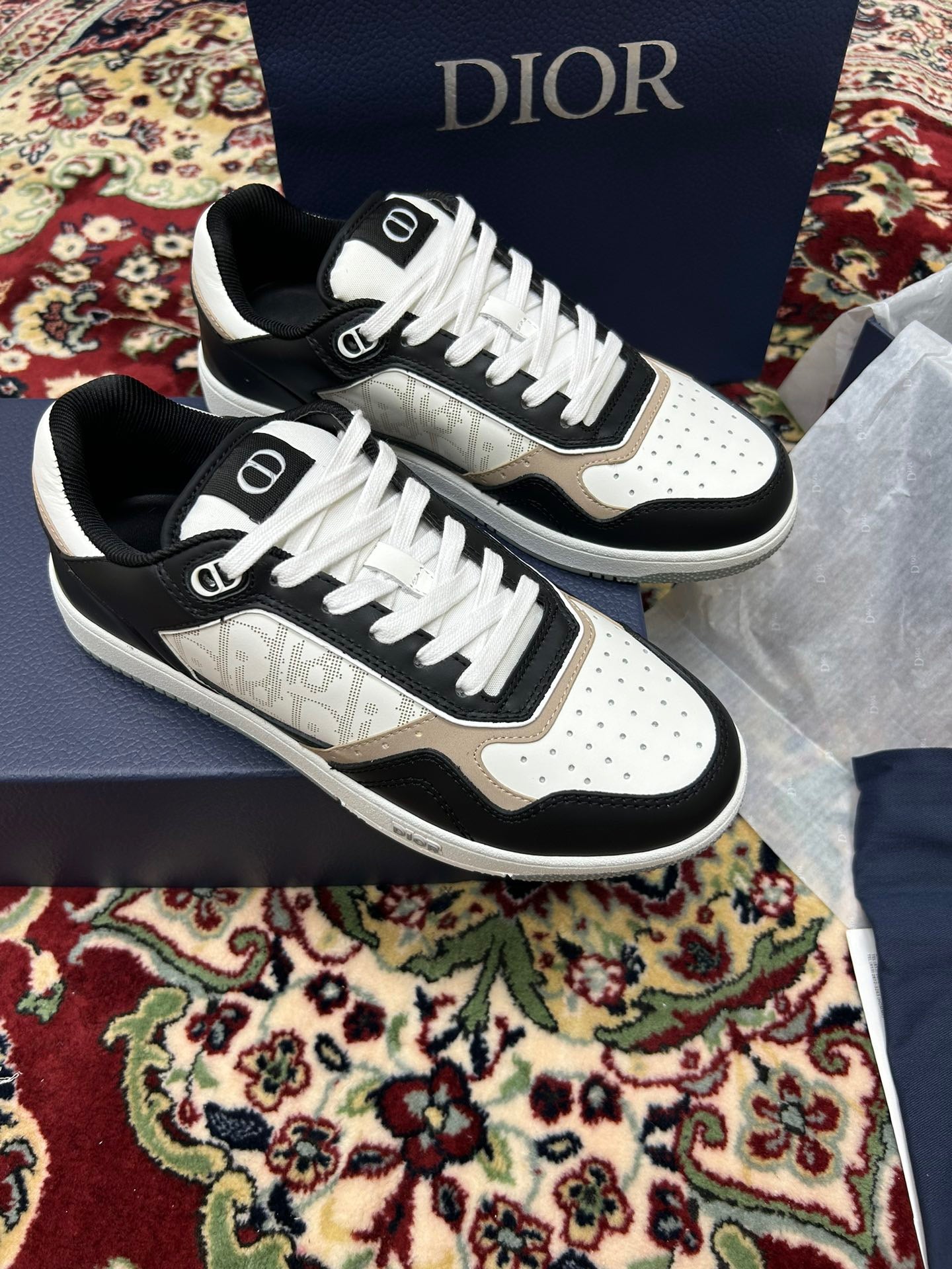 Zapatos blancos y negros