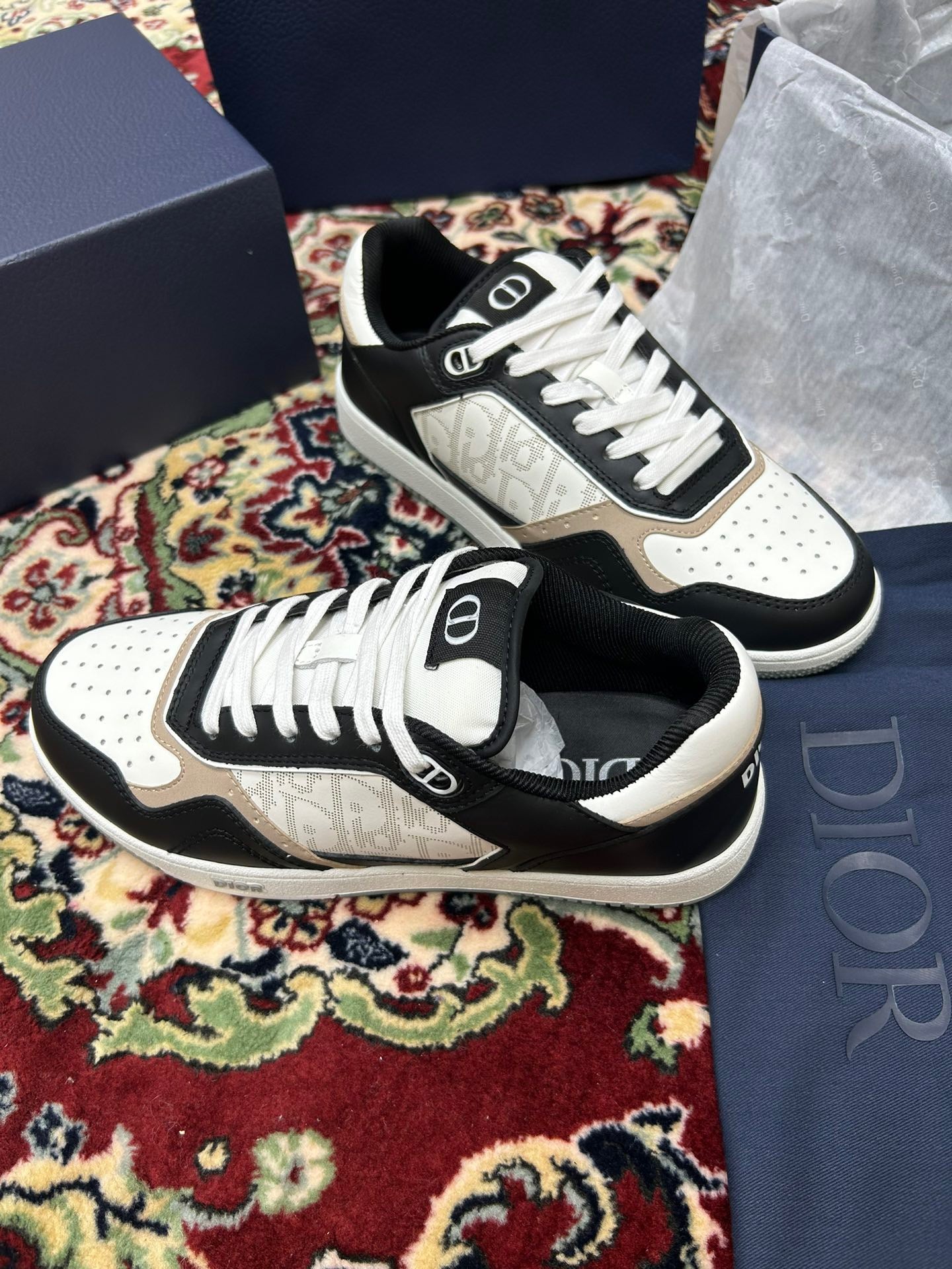 Zapatos blancos y negros
