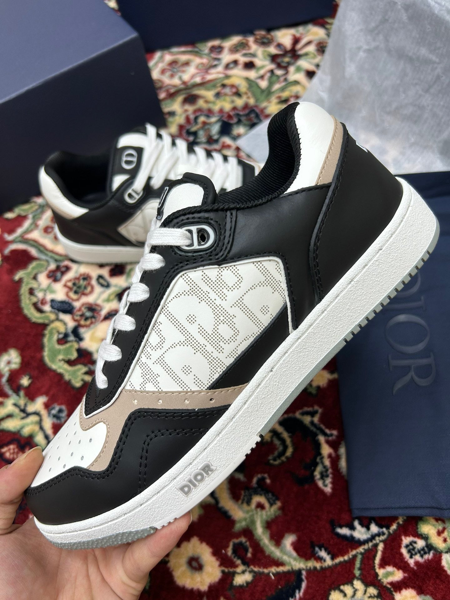 Zapatos blancos y negros