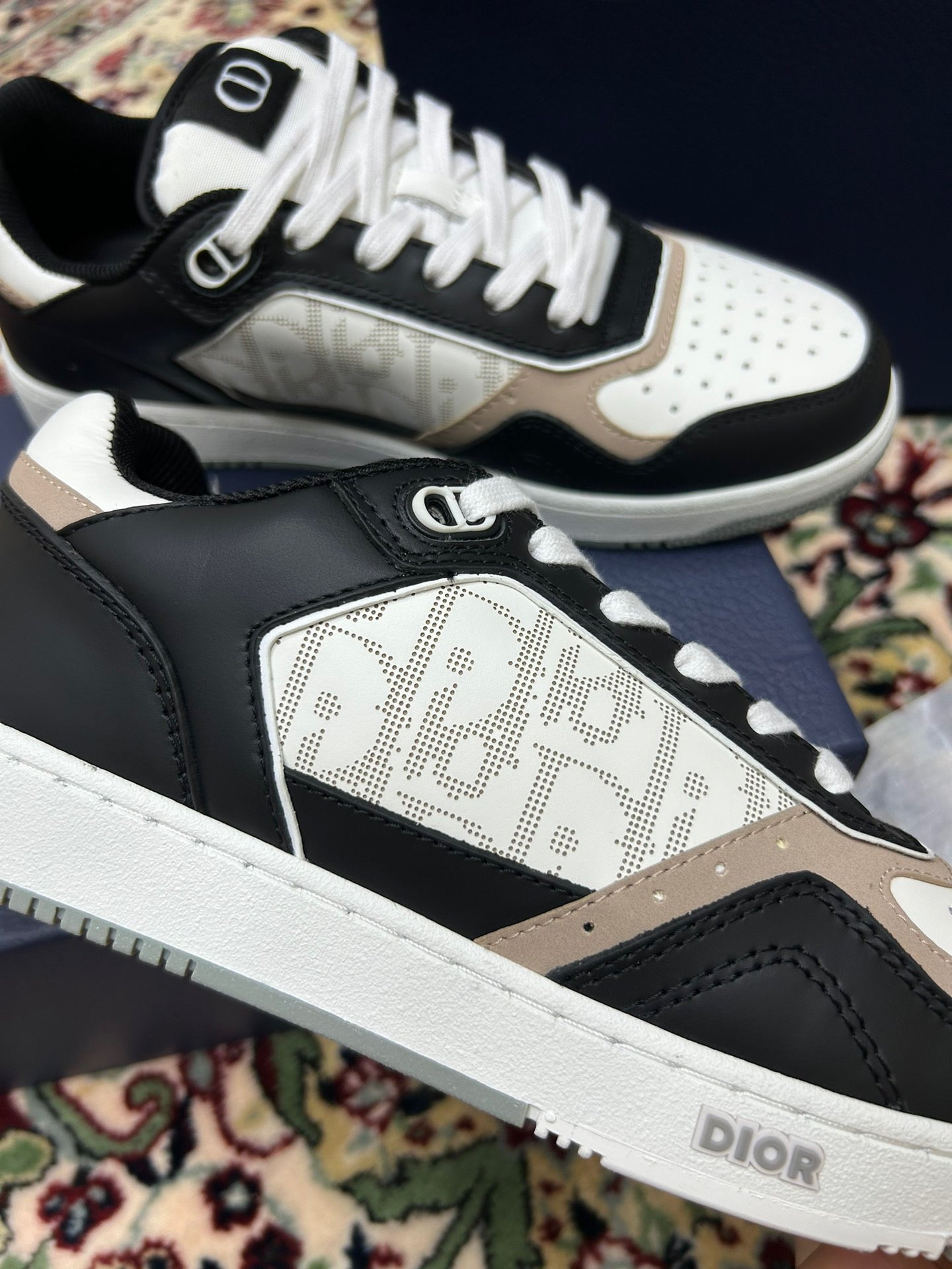 Zapatos blancos y negros