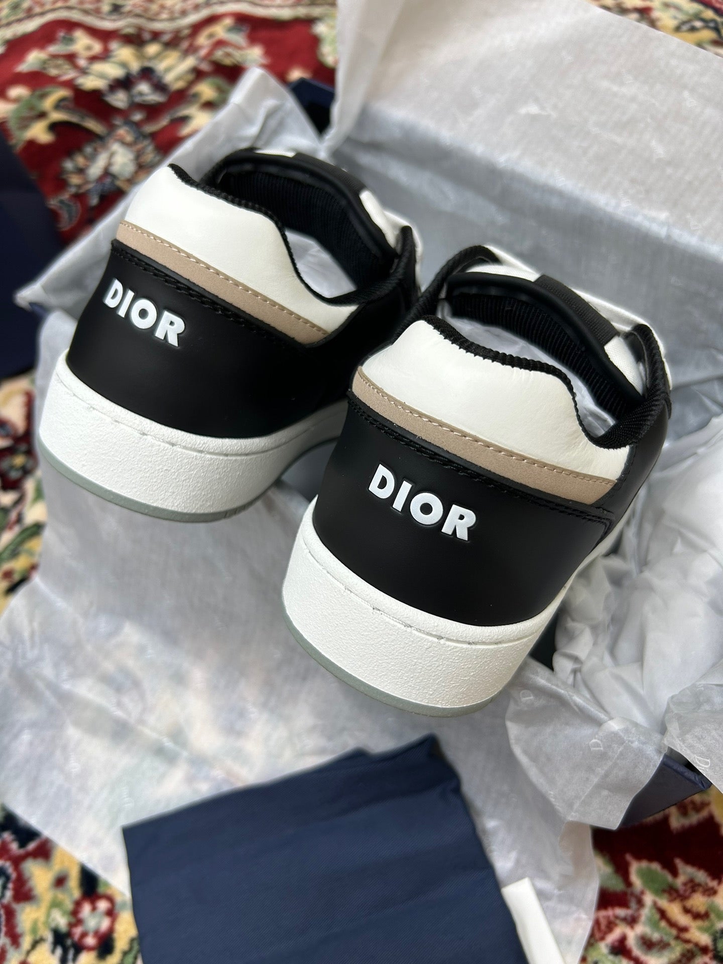 Zapatos blancos y negros
