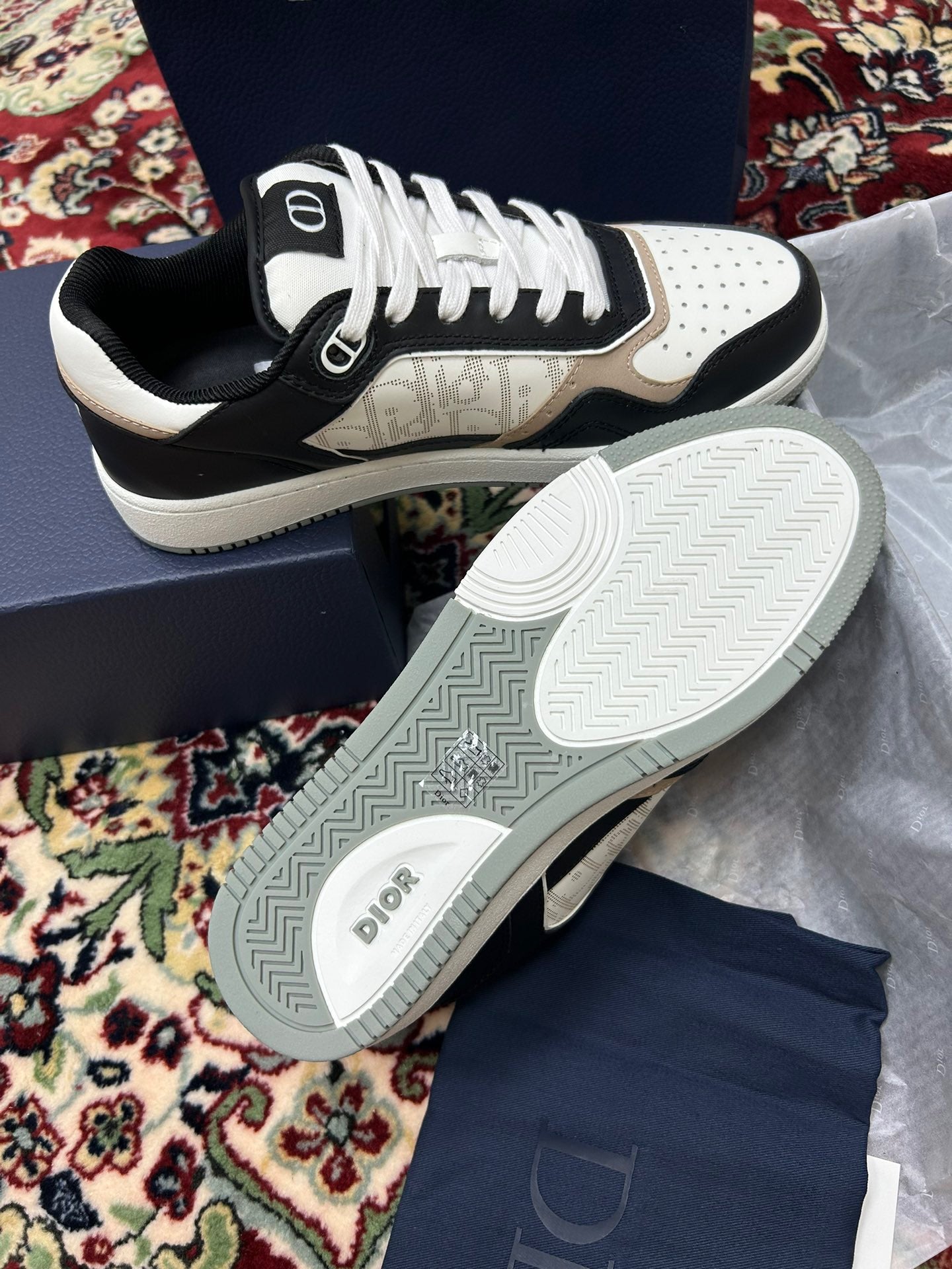 Zapatos blancos y negros